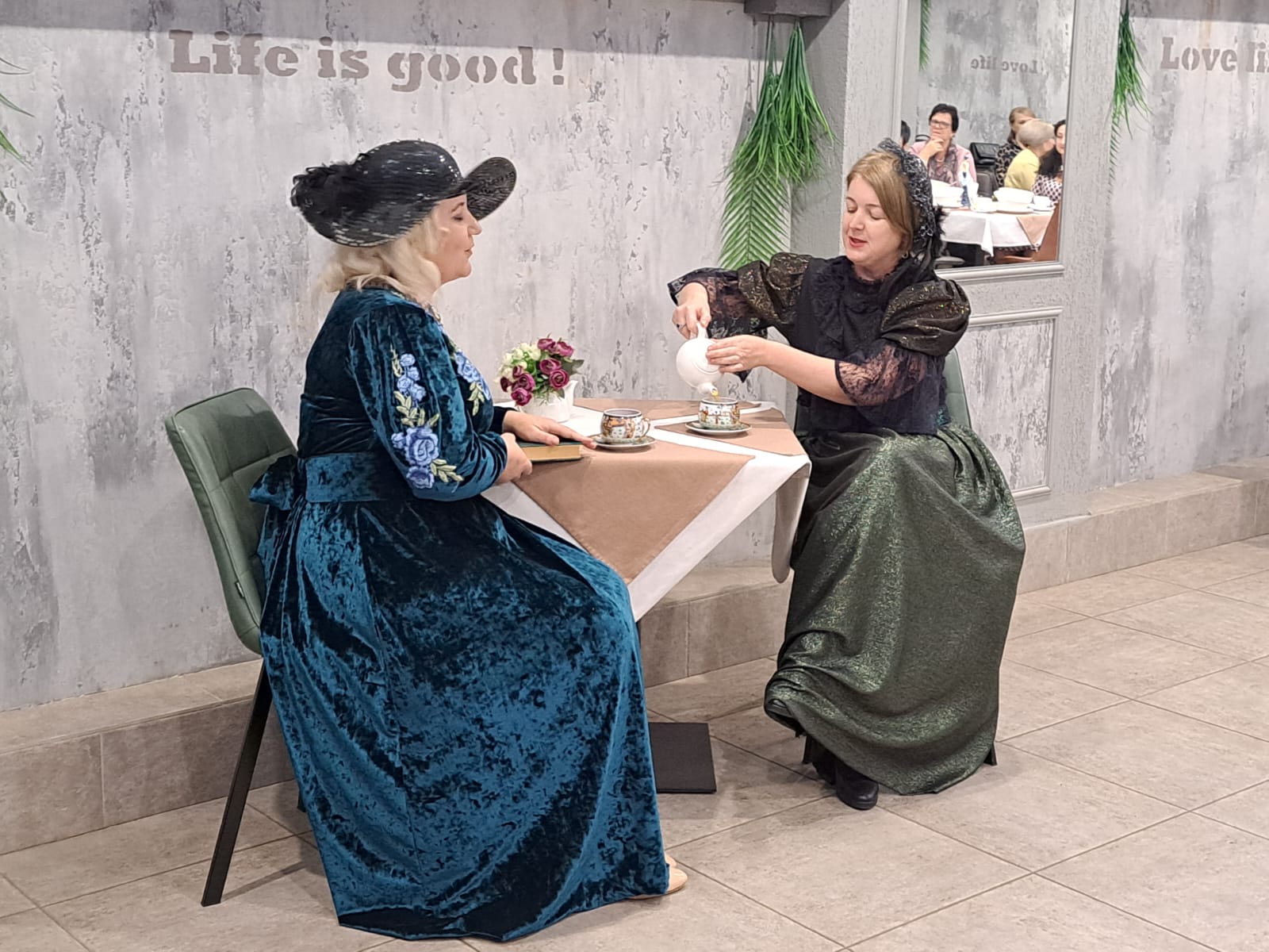 Фарфоровая вечеринка для милых дам.