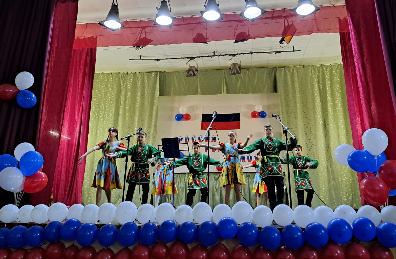 "НАРОД И АРМИЯ ЕДИНЫ!"