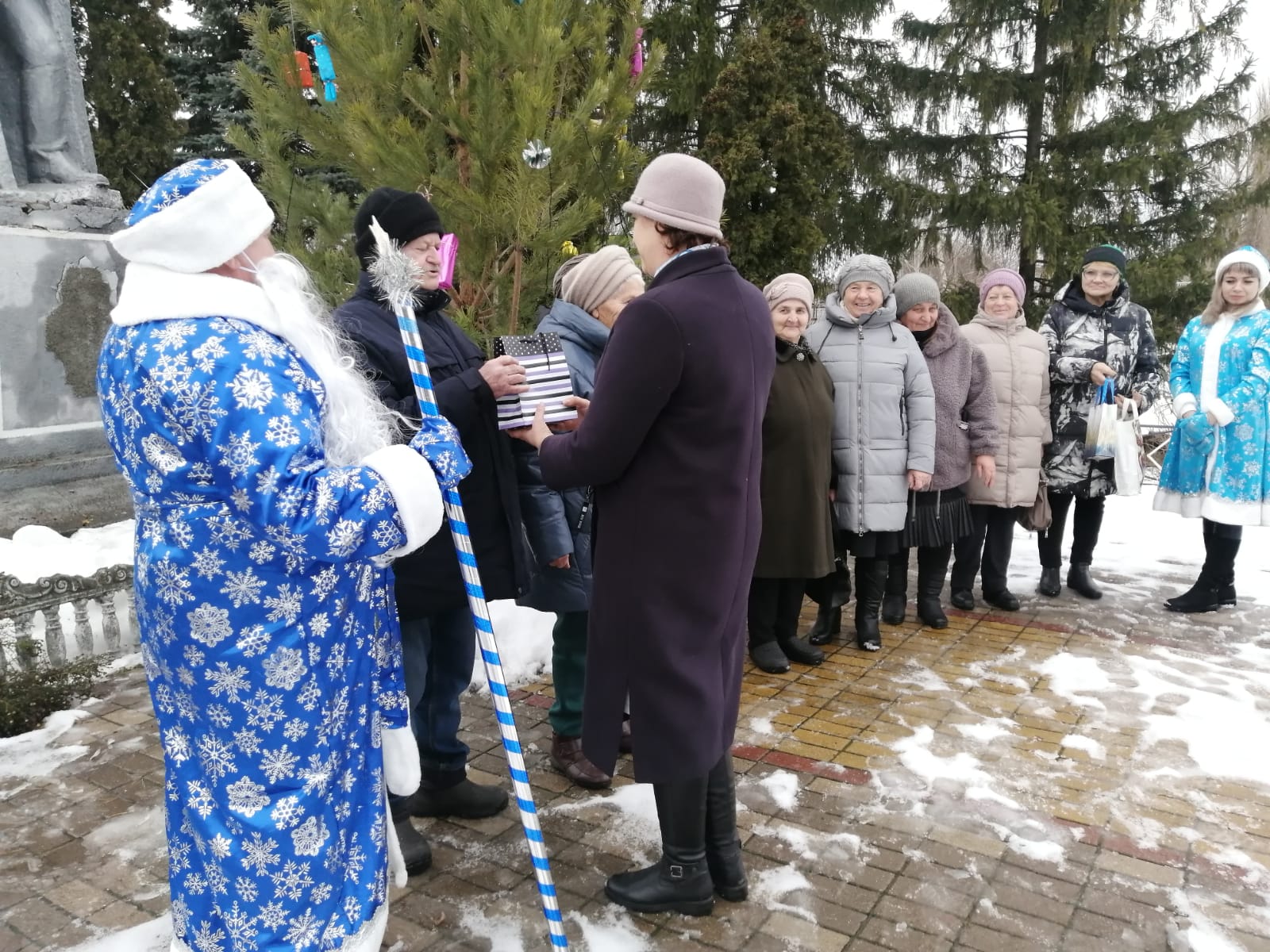 Сегодня в селе Средняя Матренка стартовала благотворительная акция «Серебряная елка» в рамках федерального проекта «Старшее поколение».