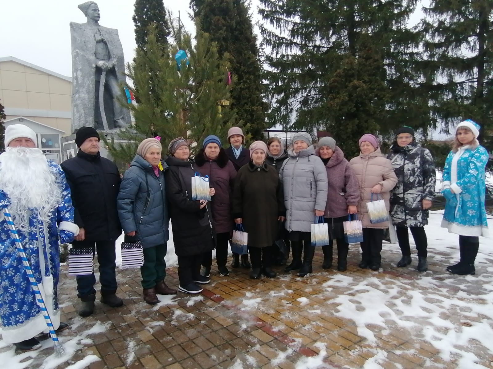 Сегодня в селе Средняя Матренка стартовала благотворительная акция «Серебряная елка» в рамках федерального проекта «Старшее поколение».