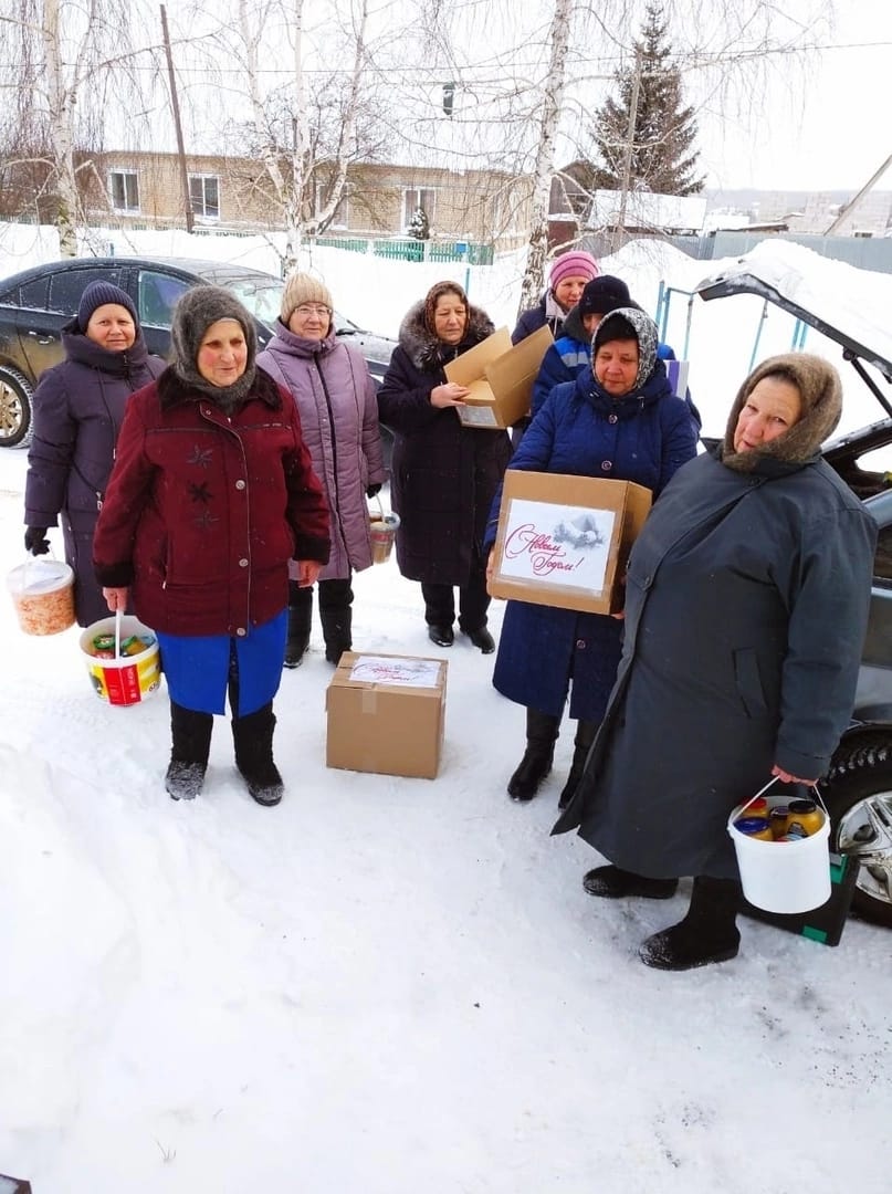 Активистки Добровского отделения ЛООО "Союз женщин Липецкой области" поздравили бойцов СВО с Новым годом