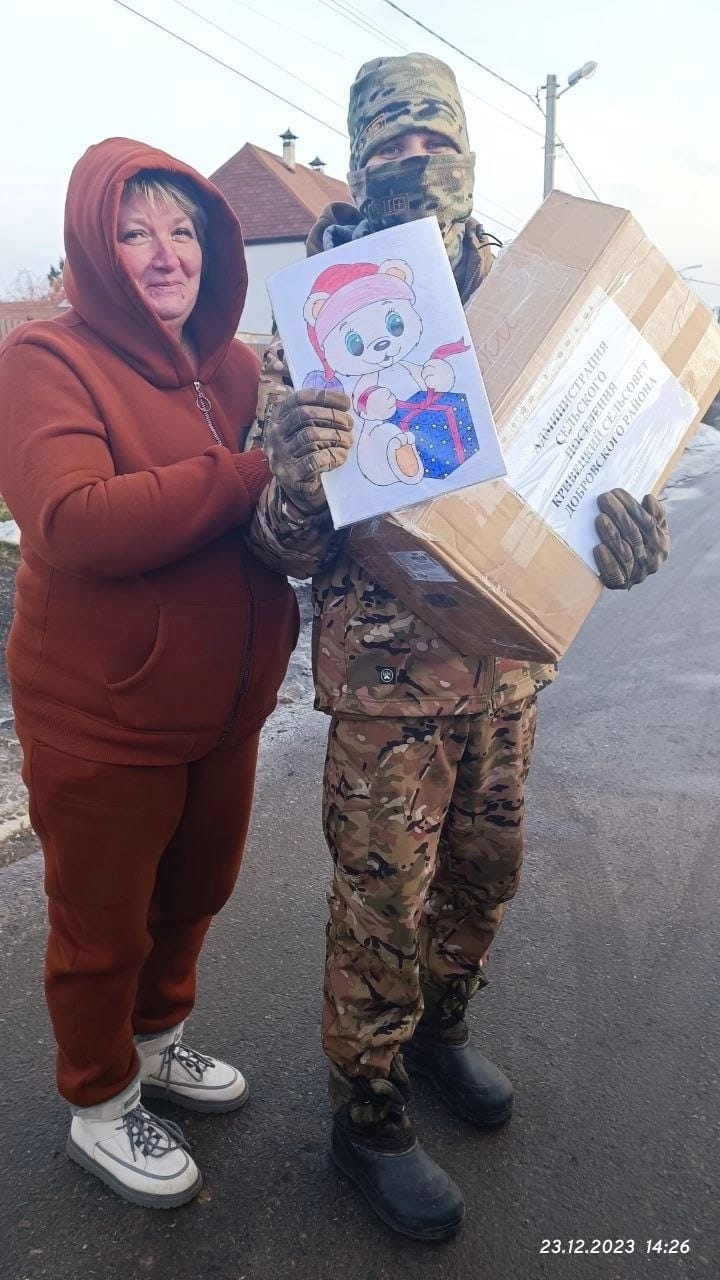 Активистки Добровского отделения ЛООО "Союз женщин Липецкой области" поздравили бойцов СВО с Новым годом