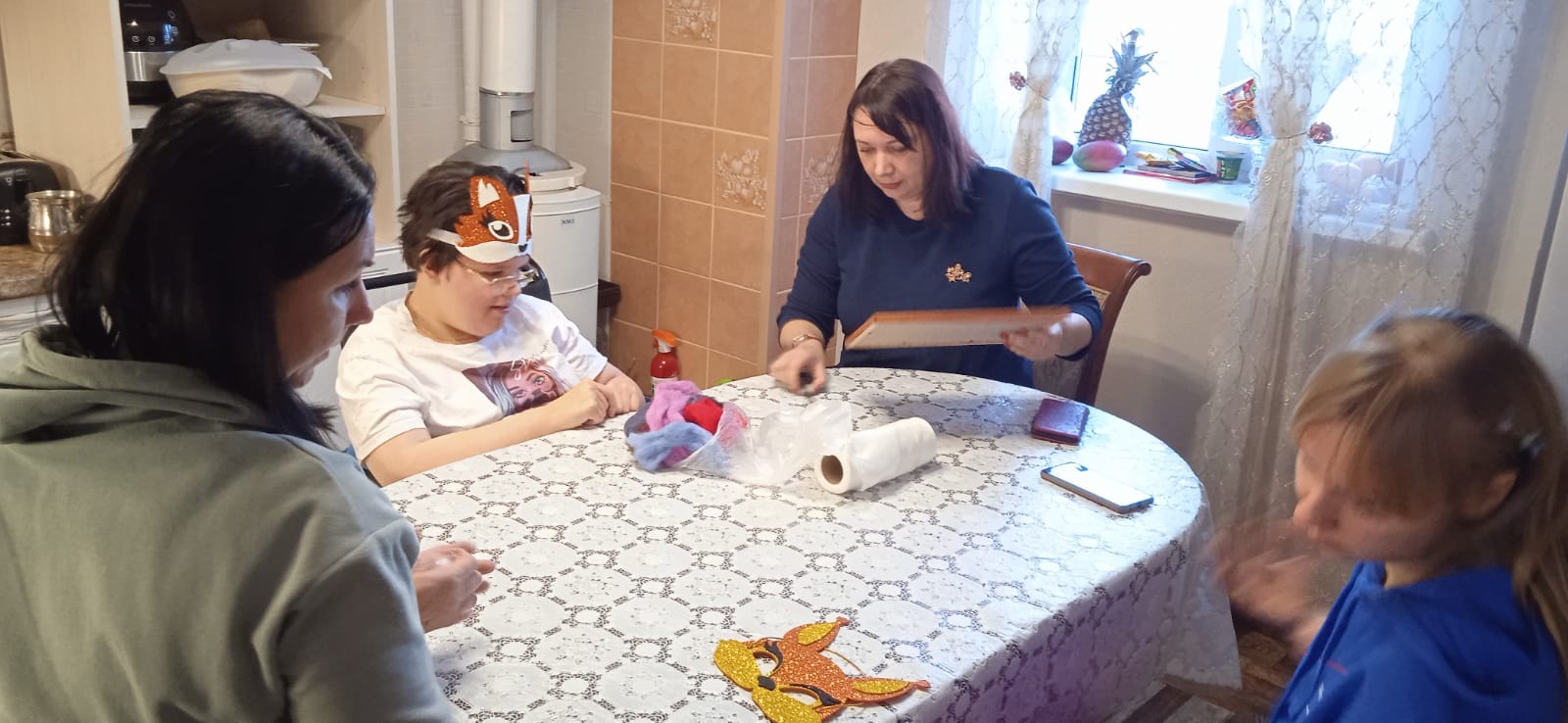 "В КРУГУ ДРУЗЕЙ ВСТРЕЧАТЬ ПРАЗДНИК НАМНОГО ВЕСЕЛЕЙ"