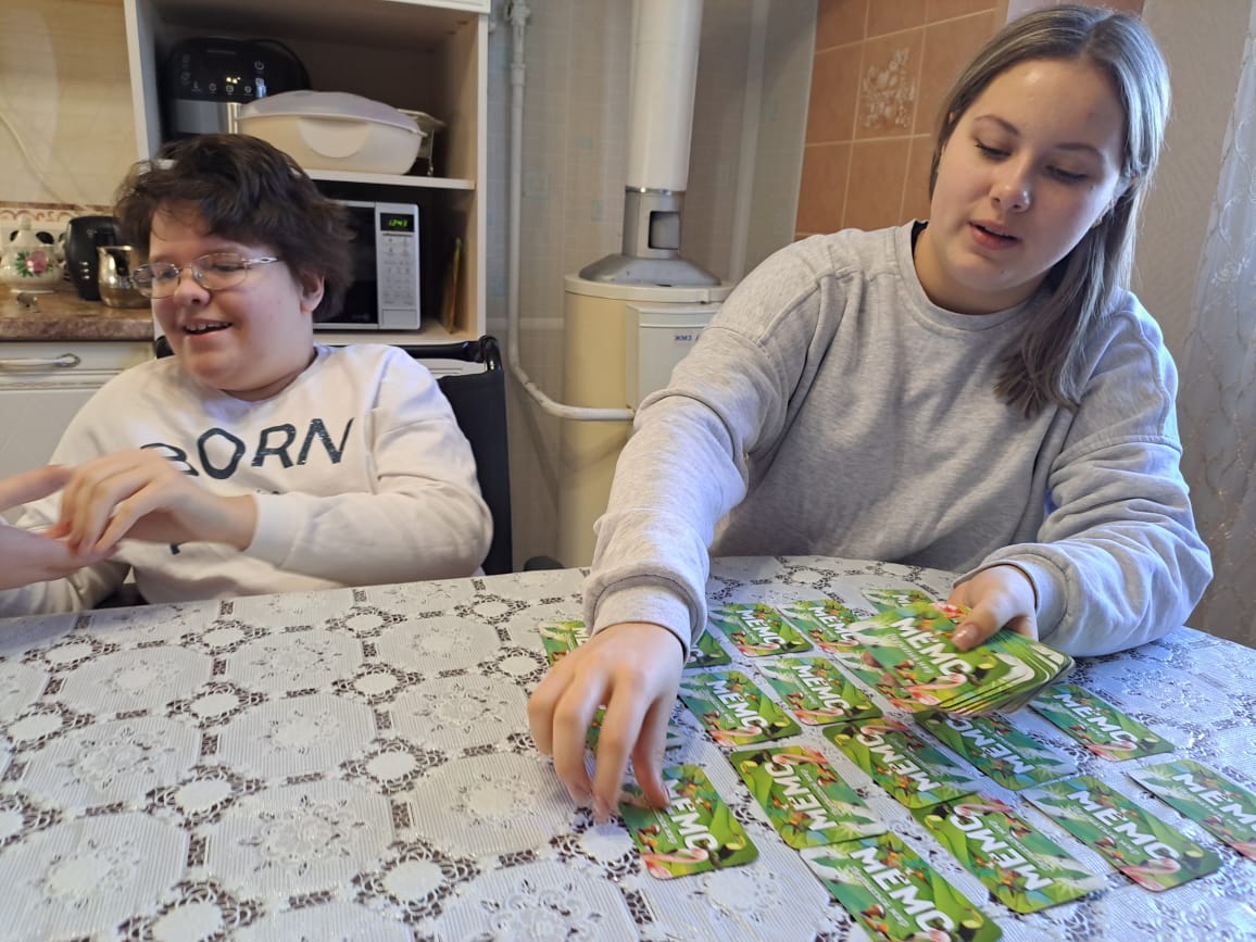 "В КРУГУ ДРУЗЕЙ ВСТРЕЧАТЬ ПРАЗДНИК НАМНОГО ВЕСЕЛЕЙ"