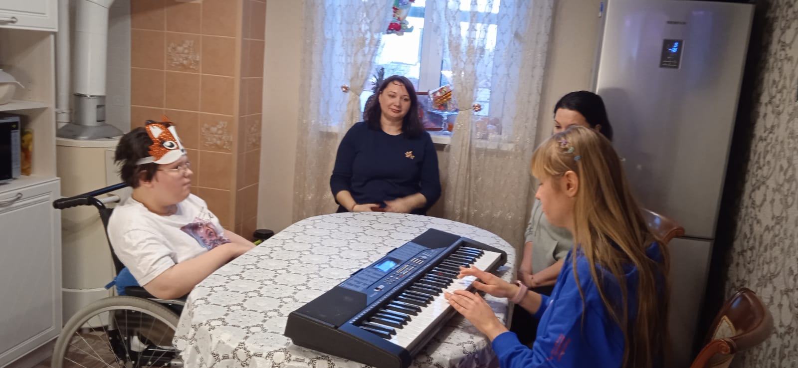 "В КРУГУ ДРУЗЕЙ ВСТРЕЧАТЬ ПРАЗДНИК НАМНОГО ВЕСЕЛЕЙ"