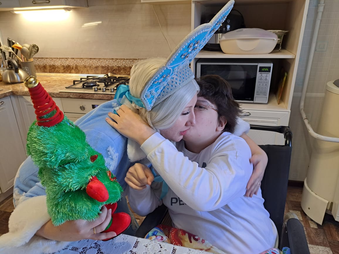 "В КРУГУ ДРУЗЕЙ ВСТРЕЧАТЬ ПРАЗДНИК НАМНОГО ВЕСЕЛЕЙ"