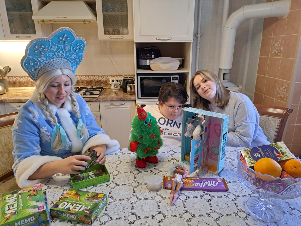 "В КРУГУ ДРУЗЕЙ ВСТРЕЧАТЬ ПРАЗДНИК НАМНОГО ВЕСЕЛЕЙ"