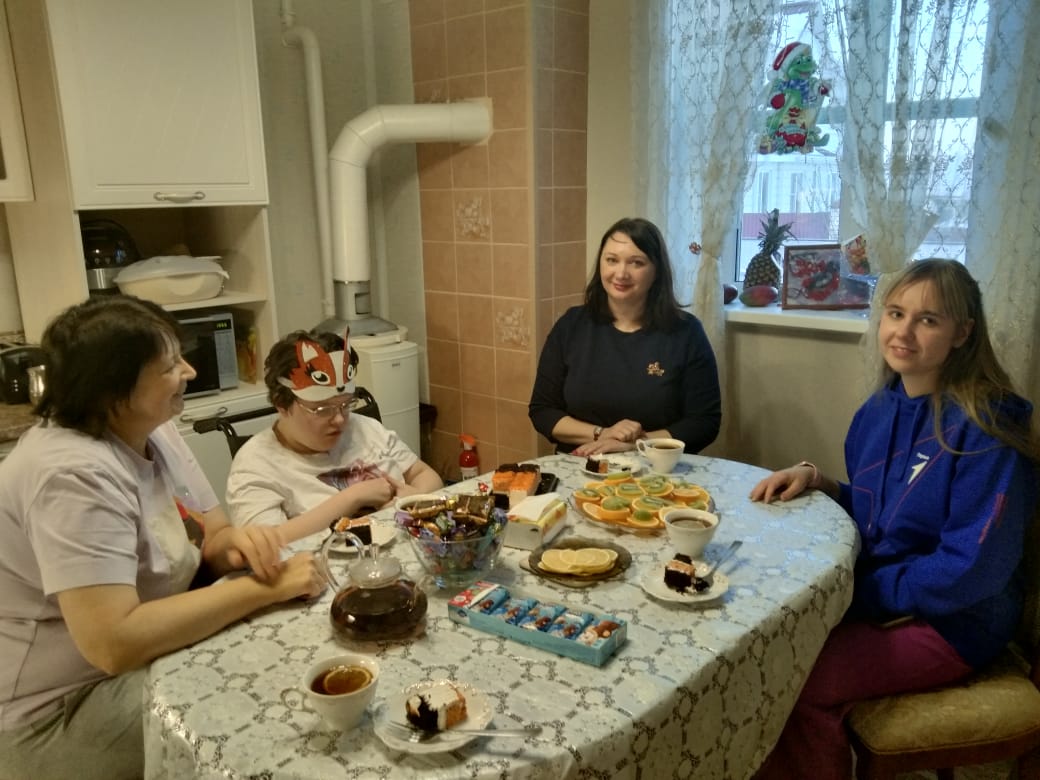 "В КРУГУ ДРУЗЕЙ ВСТРЕЧАТЬ ПРАЗДНИК НАМНОГО ВЕСЕЛЕЙ"