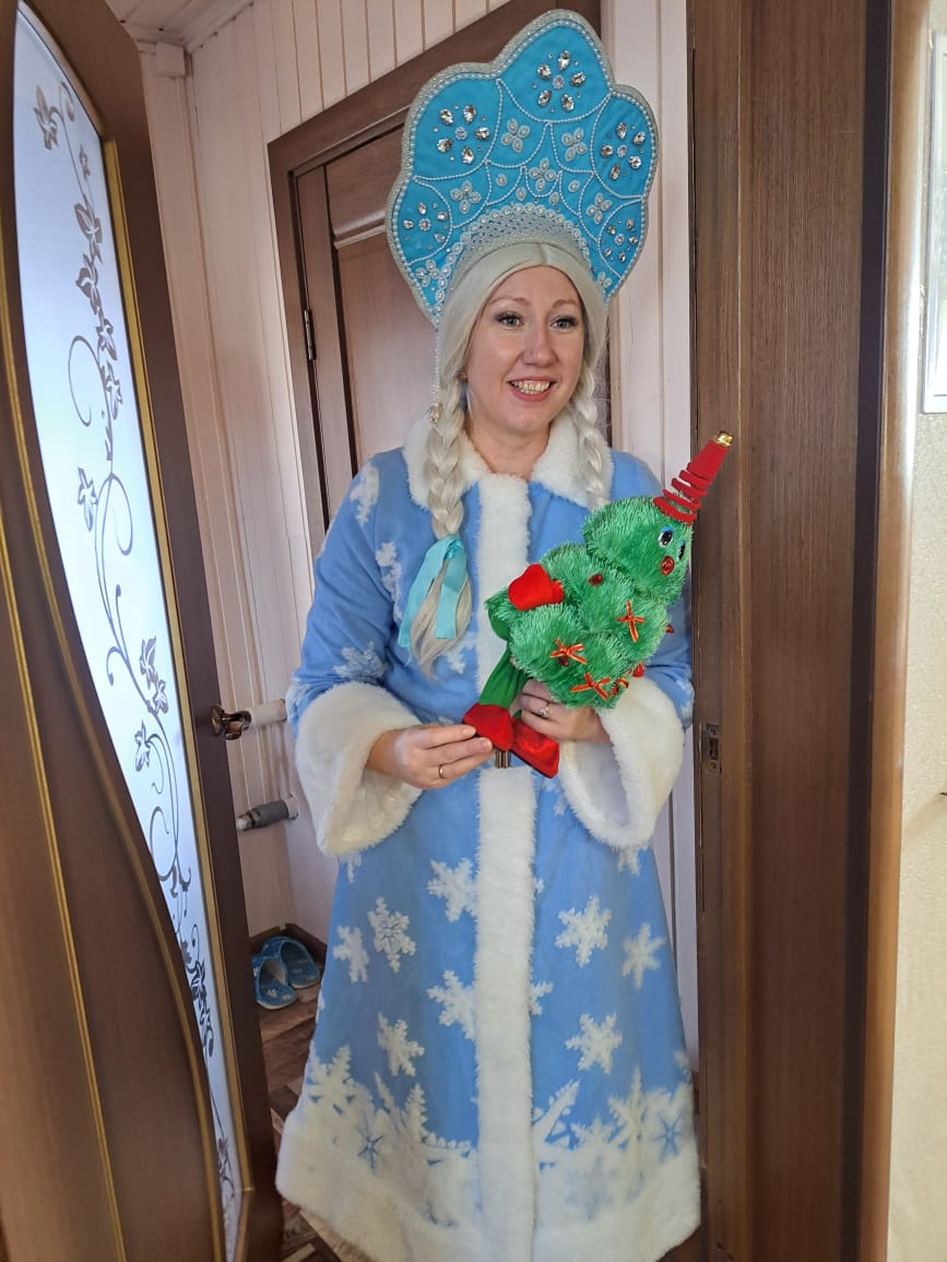 "В КРУГУ ДРУЗЕЙ ВСТРЕЧАТЬ ПРАЗДНИК НАМНОГО ВЕСЕЛЕЙ"