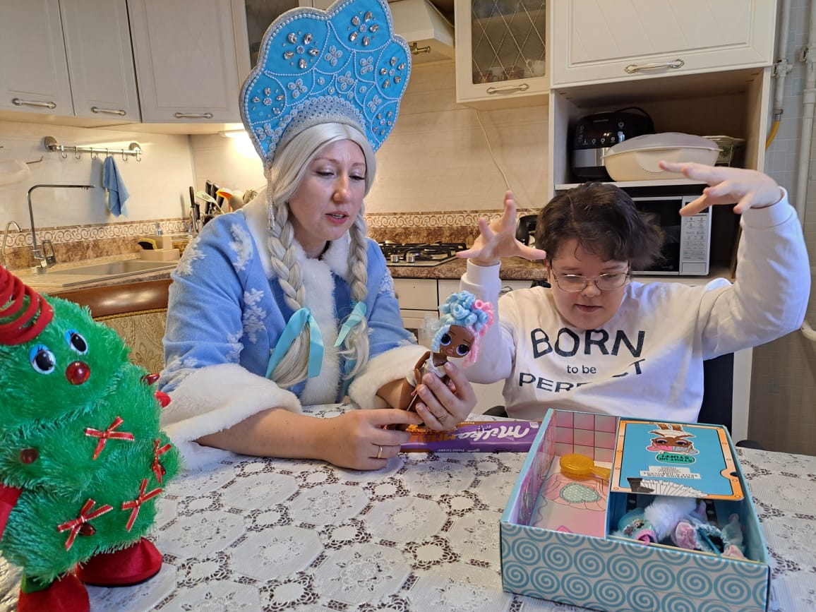 "В КРУГУ ДРУЗЕЙ ВСТРЕЧАТЬ ПРАЗДНИК НАМНОГО ВЕСЕЛЕЙ"