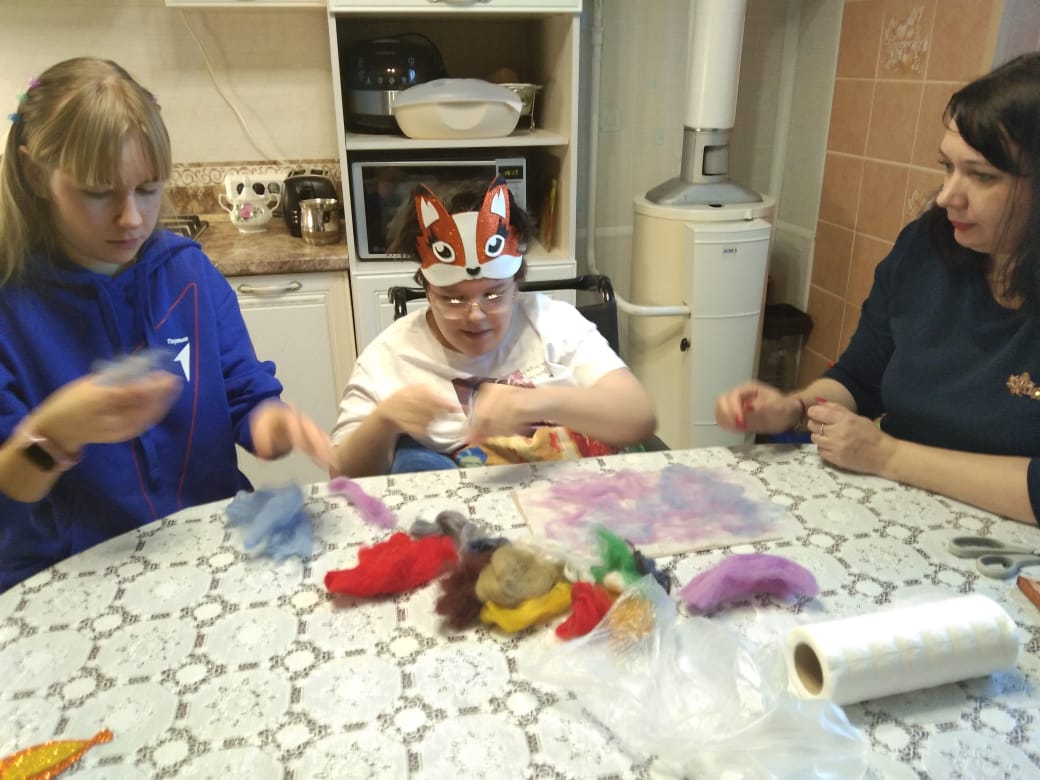 "В КРУГУ ДРУЗЕЙ ВСТРЕЧАТЬ ПРАЗДНИК НАМНОГО ВЕСЕЛЕЙ"