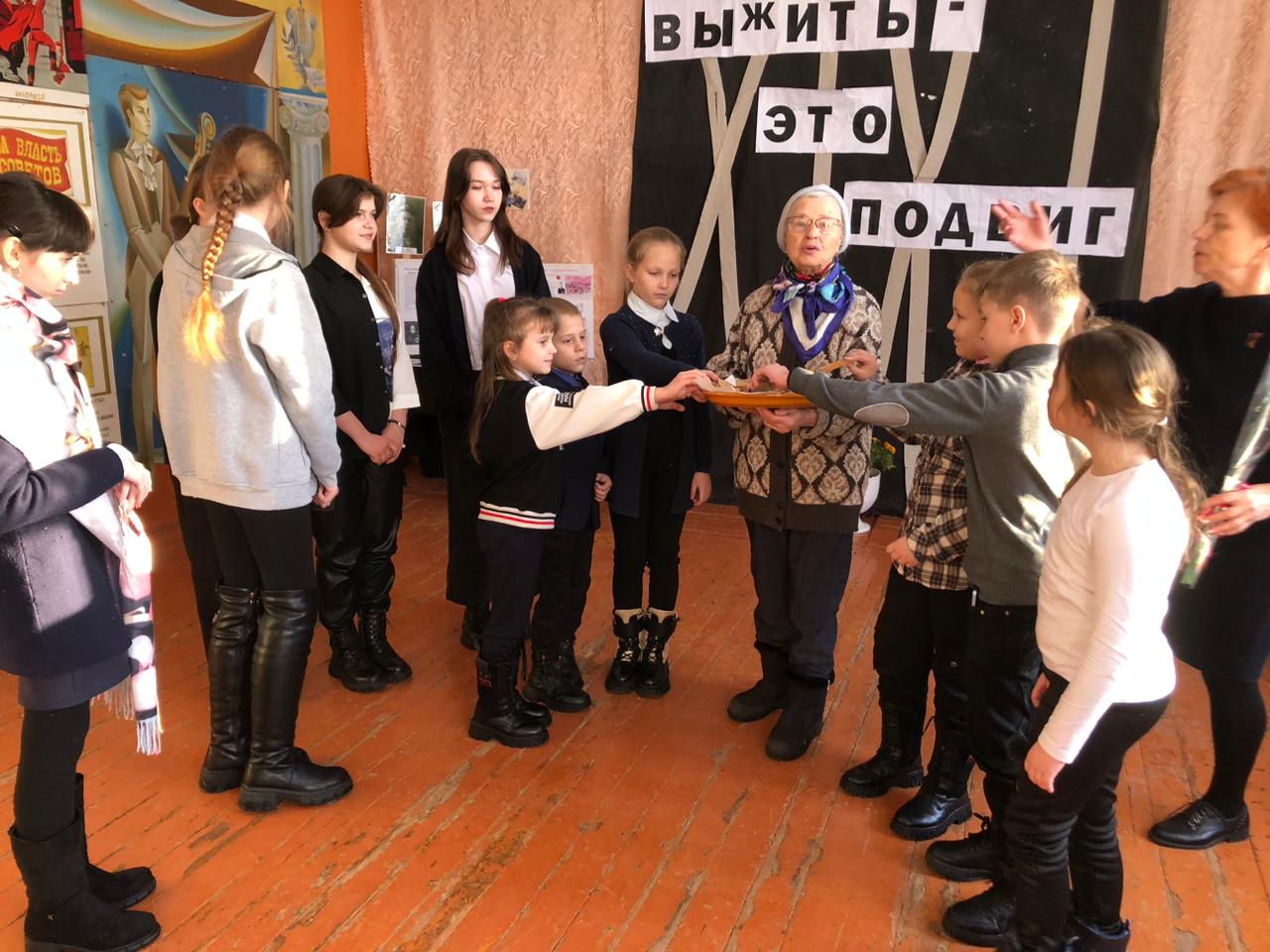 Активистки Краснинского районного отделения ЛООО "Союз женщин Липецкой области"встретились с блокадницей Ленинграда Колотухиной Тамарой Антоновной