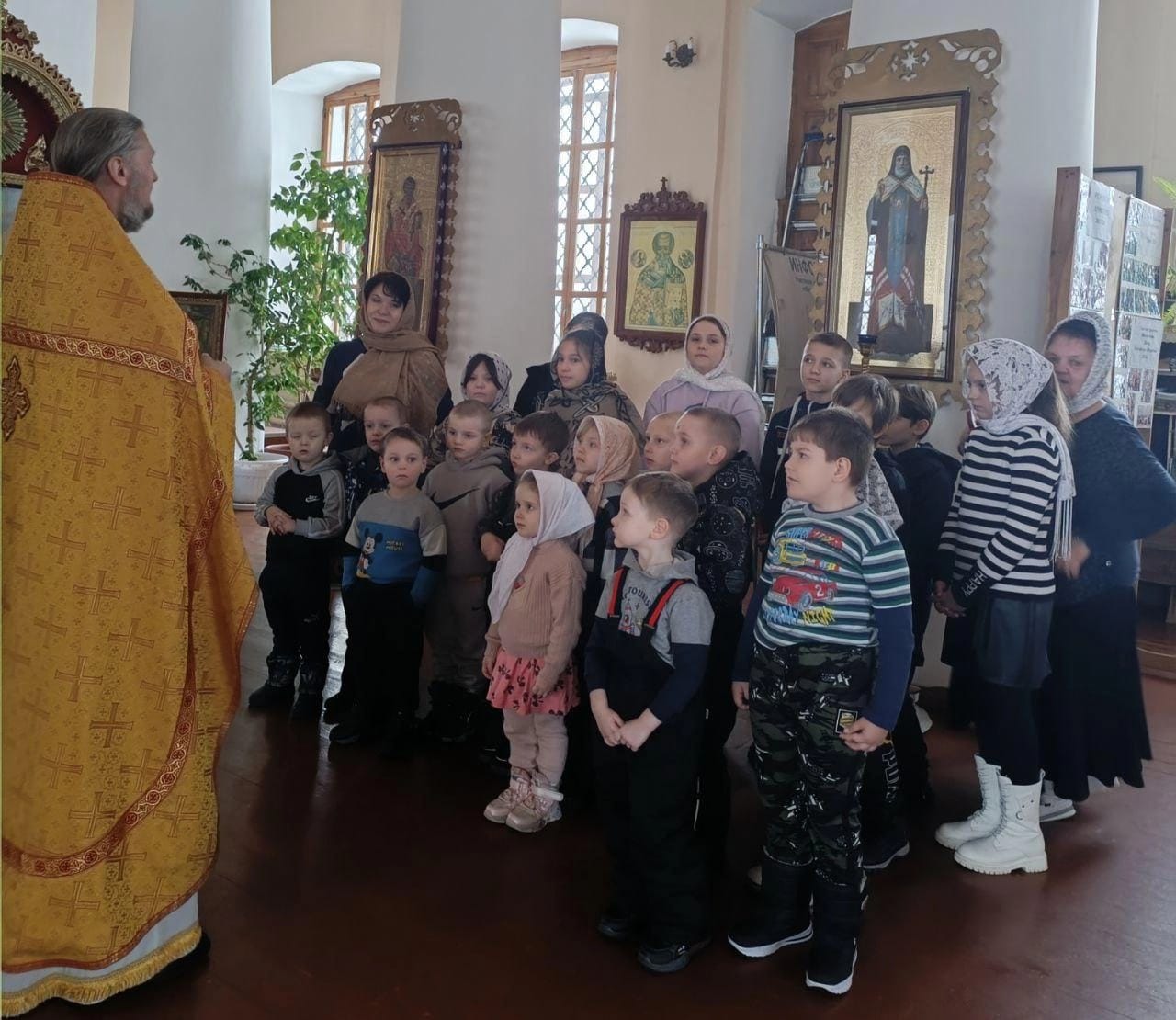Активистки женсовета Усманского района организовали для детей экскурсию в храм Рождества Христова с.Поддубровка