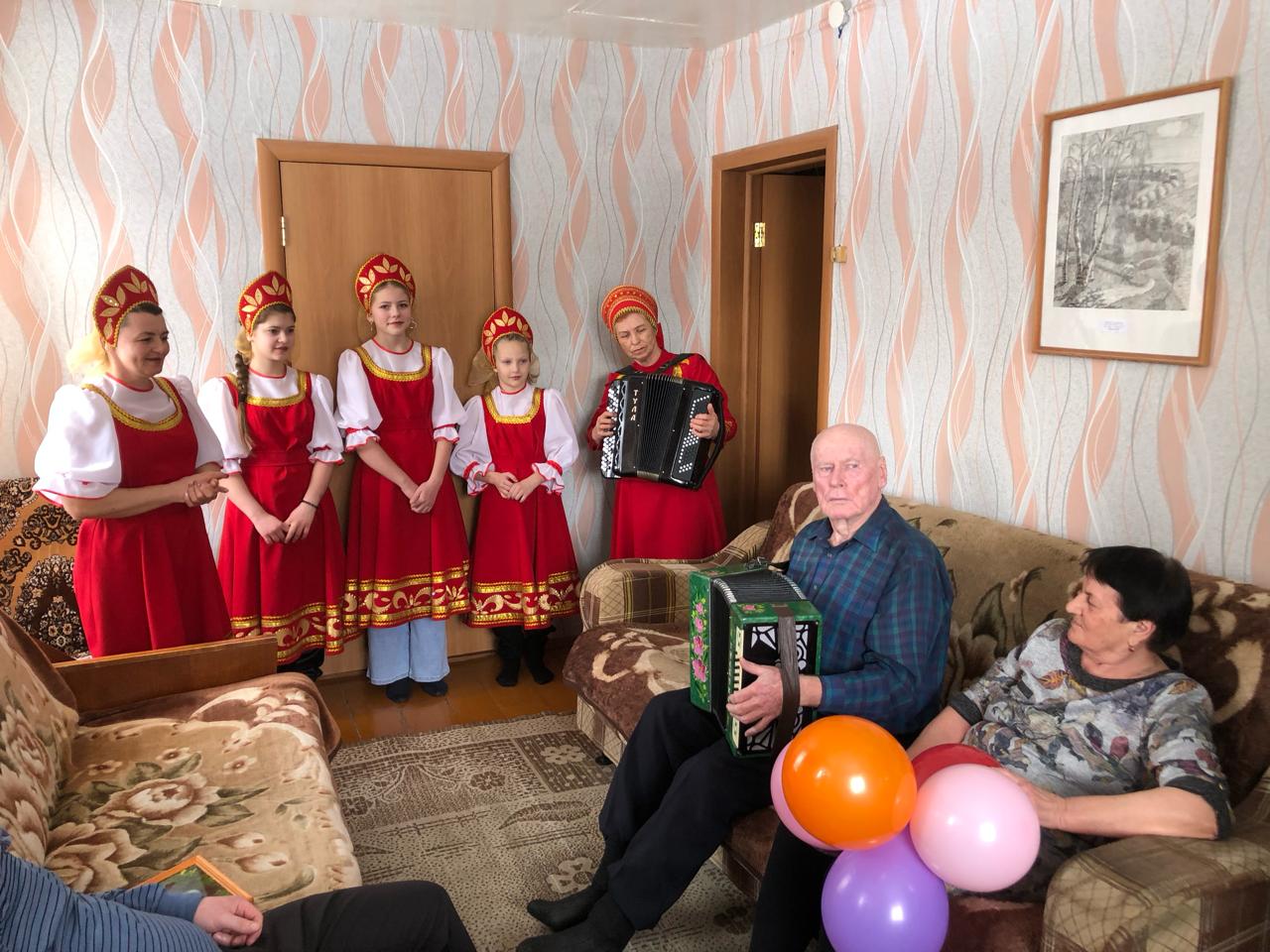 Активистки Краснинского отделения «Союз женщин Липецкой области» поздравили семьи, прожившие много лет в браке