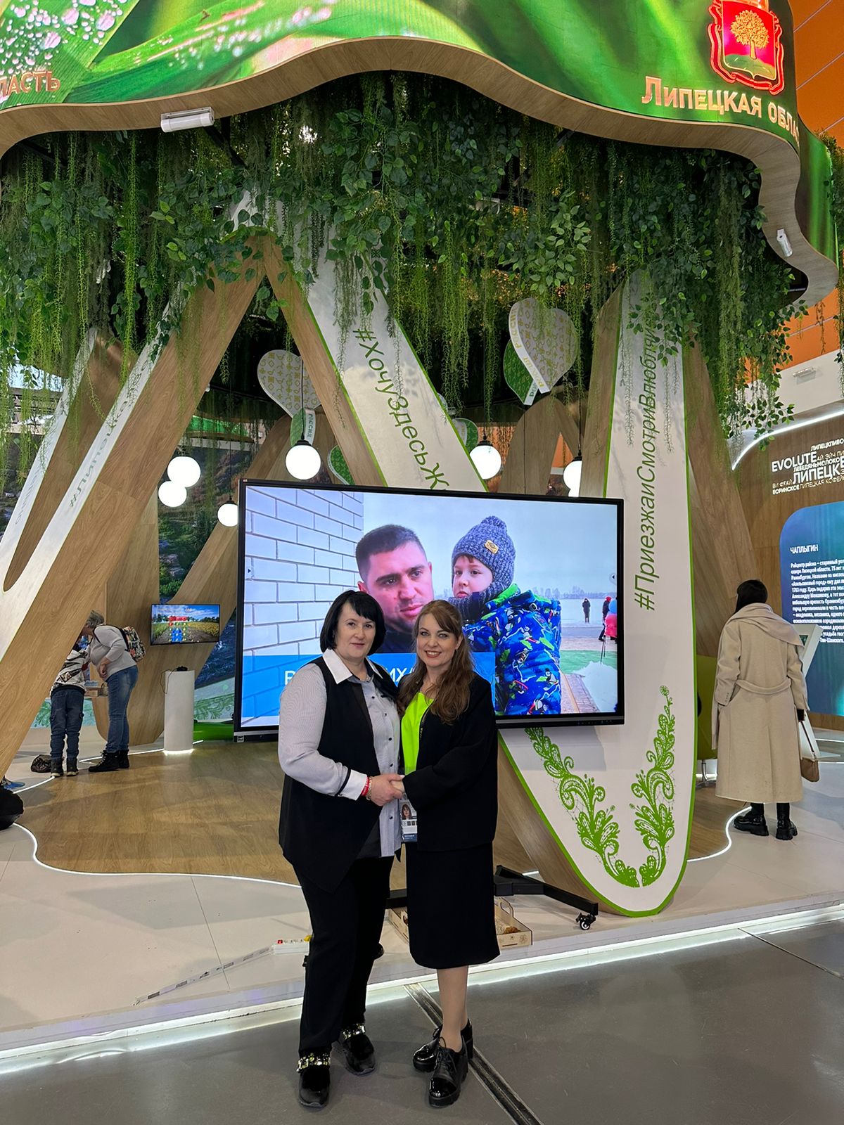 На стенде Липецкой области в рамках работы Международной выставки-форума «Россия» на ВДНХ проходят дни Добровского округа