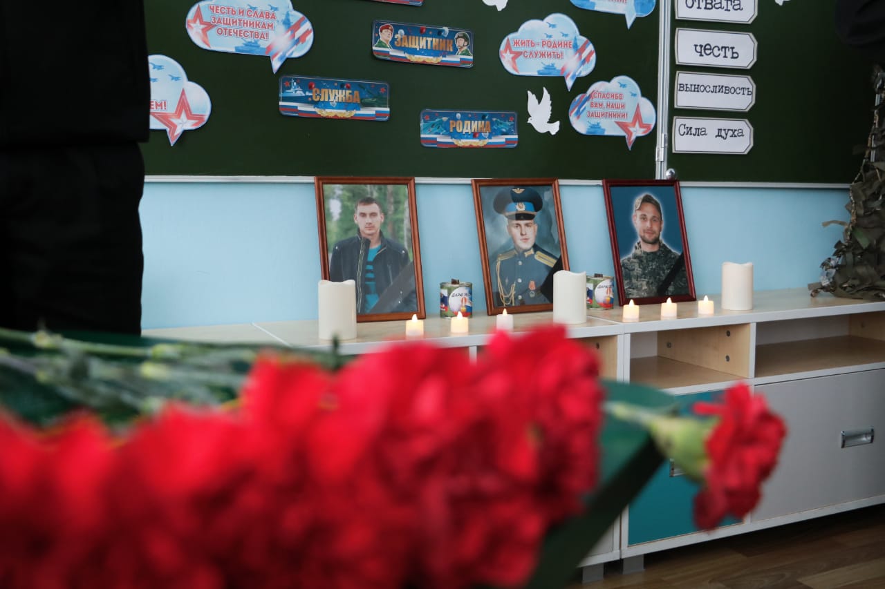 21 февраля в школе с. Красное произошло знаменательное событие – торжественное открытие «Парты Героев»