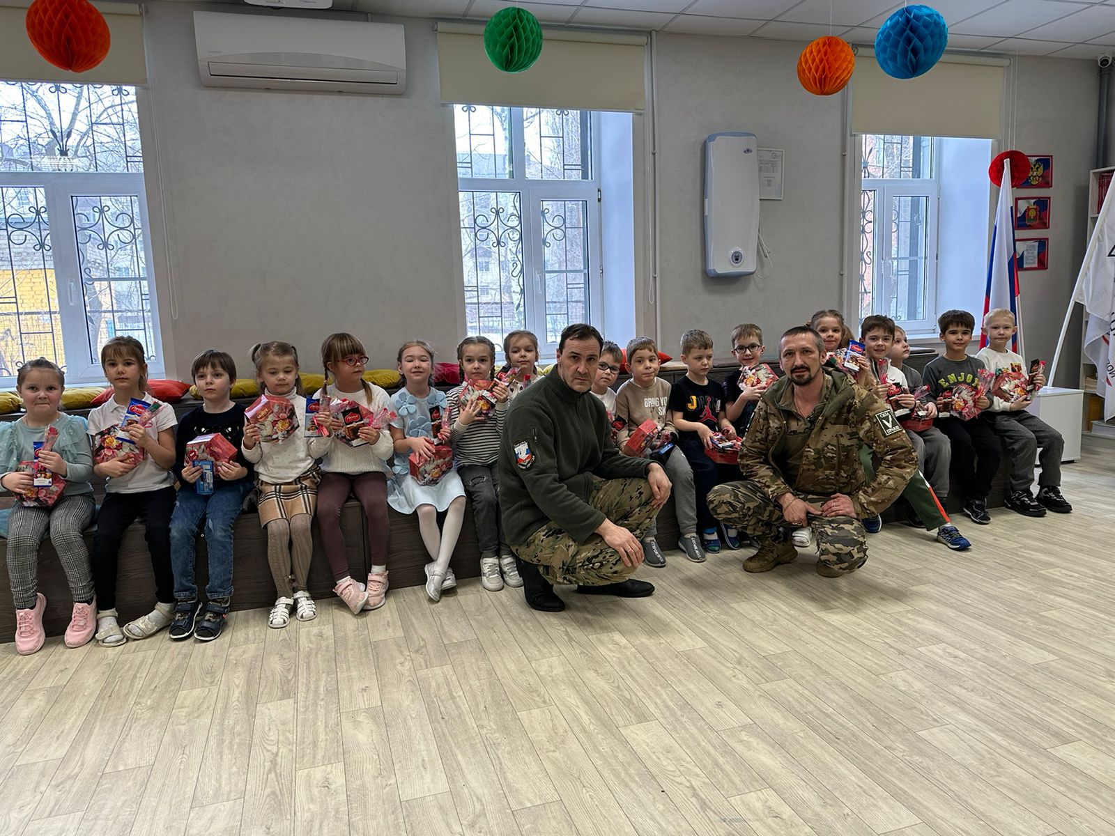 Ученики "Новой Школы Натальи Колгановой" подготовили поздравительные открытки и подарки, женщинам участникам СВО