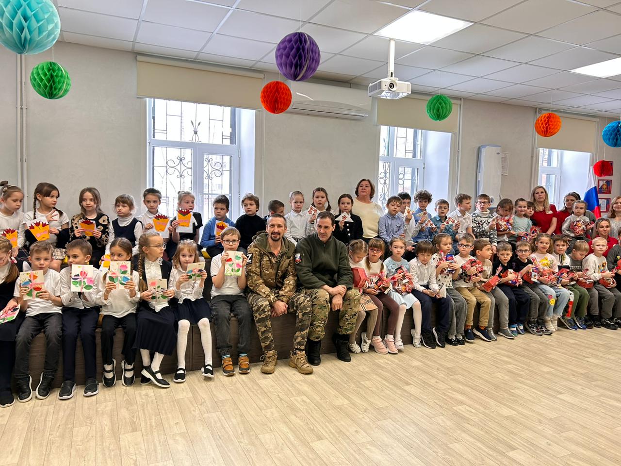 Ученики "Новой Школы Натальи Колгановой" подготовили поздравительные открытки и подарки, женщинам участникам СВО