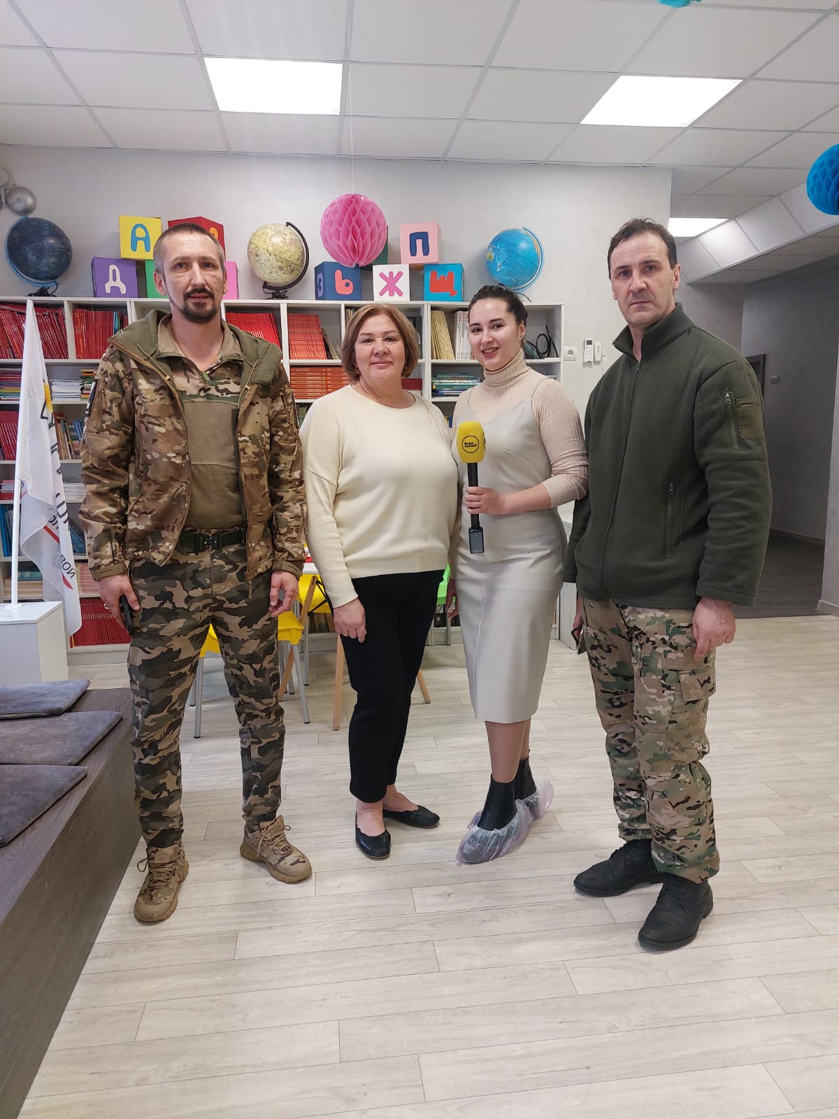 Ученики "Новой Школы Натальи Колгановой" подготовили поздравительные открытки и подарки, женщинам участникам СВО