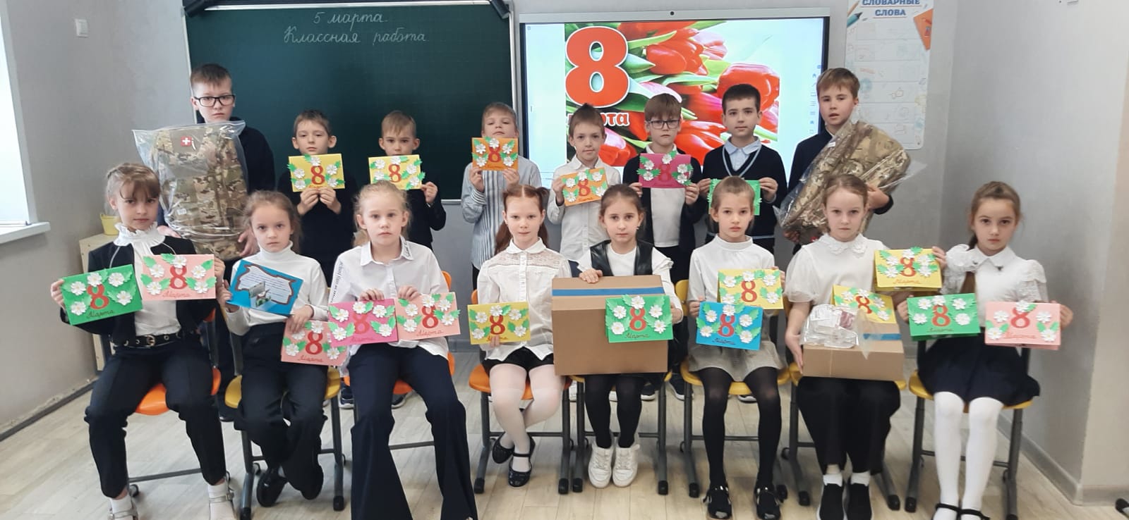 Ученики "Новой Школы Натальи Колгановой" подготовили поздравительные открытки и подарки, женщинам участникам СВО