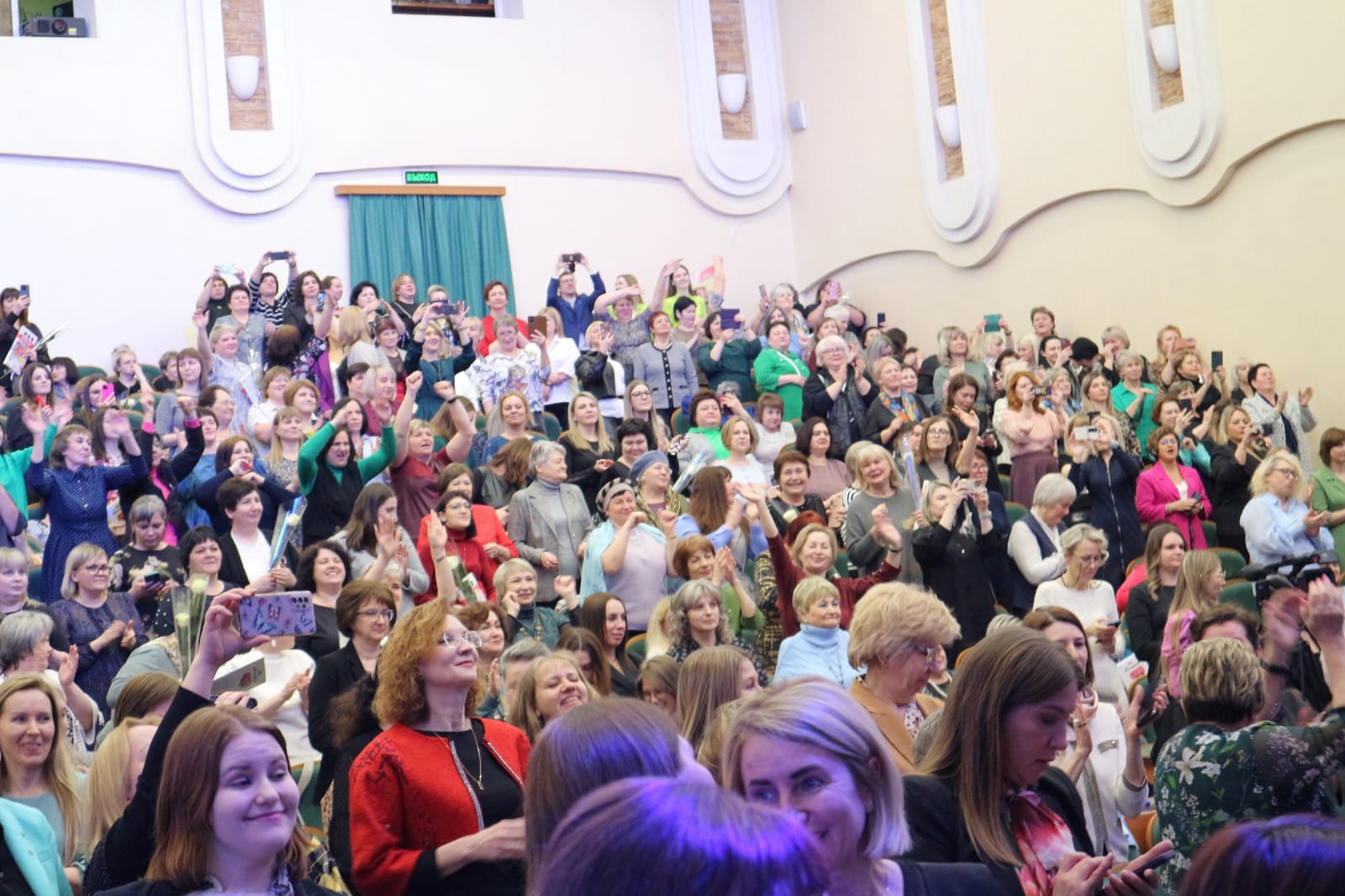 Торжественный прием губернатора Липецкой области Игоря  Георгиевича Артамонова в преддверии Международного женского дня состоялся в Областном центре культуры