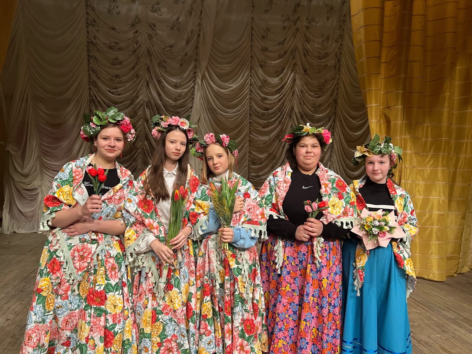 Весна ! Она несет с собой оживление природы, раскрытие эмоций и чувств.