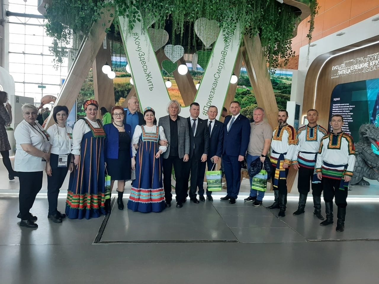 "ОТ ЮЖНЫЙ МОРЕЙ ДО ПОЛЯРНОГО КРАЯ РАСКИНУЛИСЬ НАШИ ЛЕСА И ПОЛЯ..."