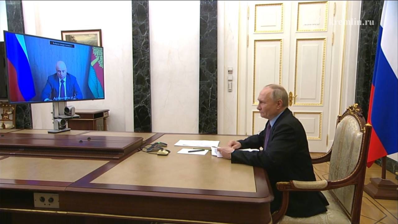 Президент России Владимир Владимирович Путин поддержал решение губернатора Липецкой области Игоря Георгиевича Артамонова выдвинуться на второй срок