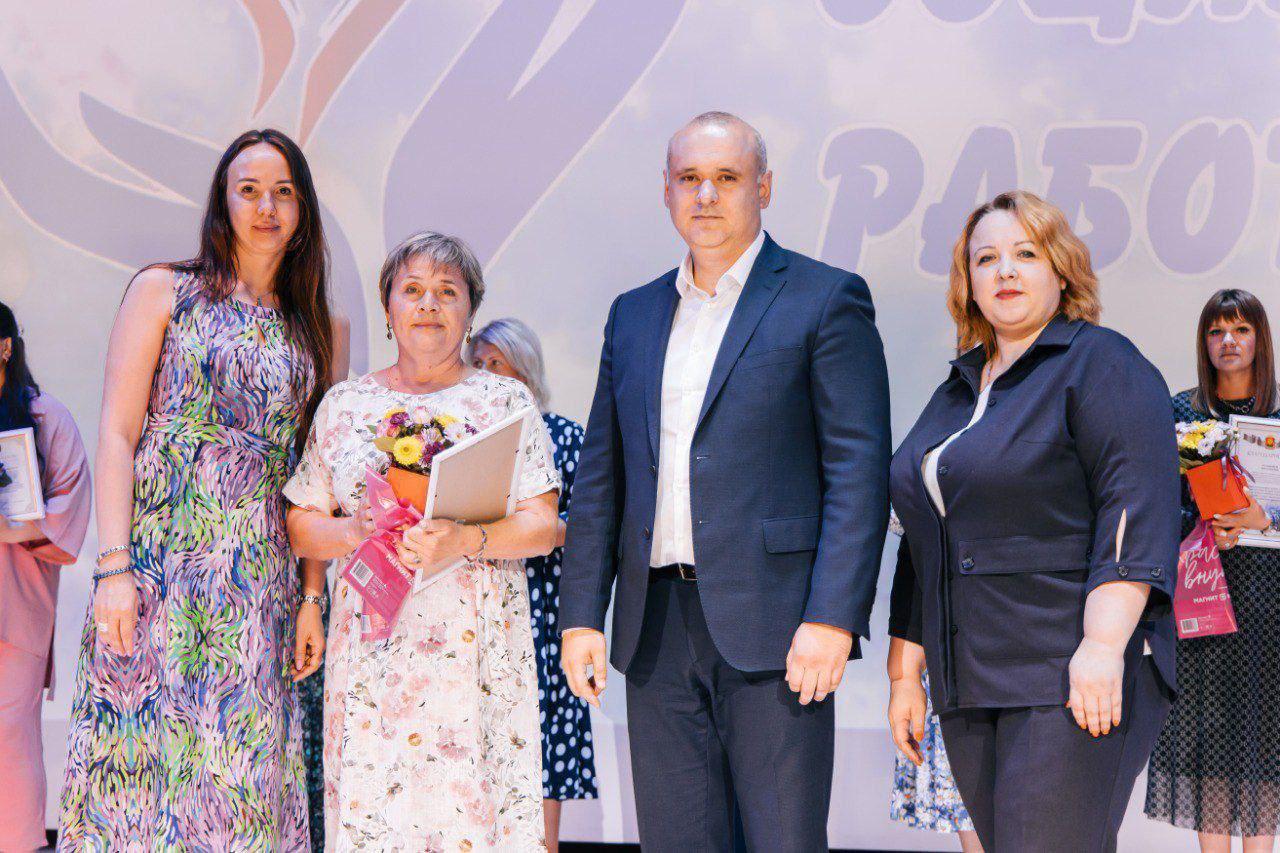 В Липецком районе поздравили с праздником и поблагодарили за труд коллектив Центра социальной защиты населения