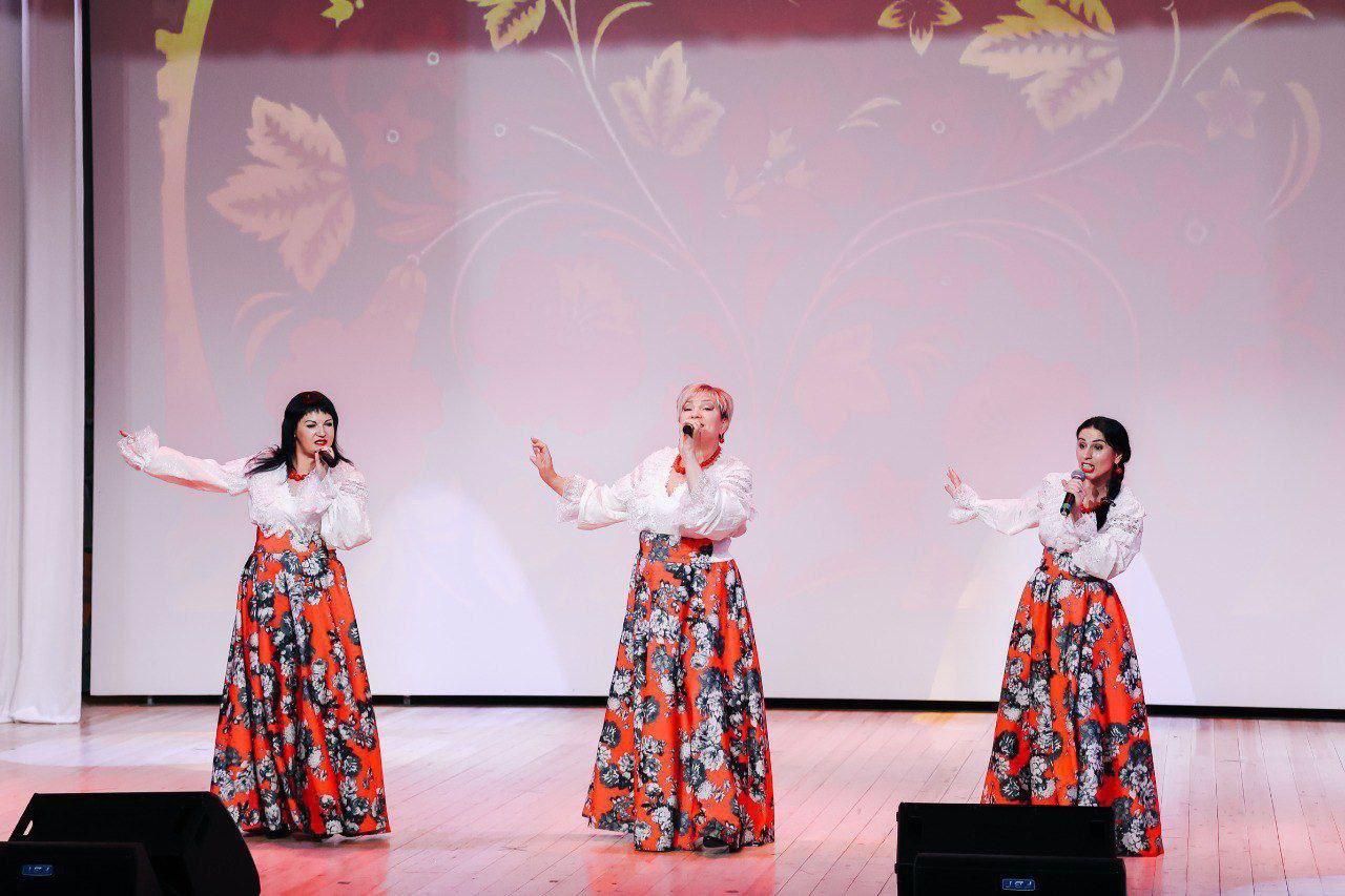 В Липецком районе поздравили с праздником и поблагодарили за труд коллектив Центра социальной защиты населения