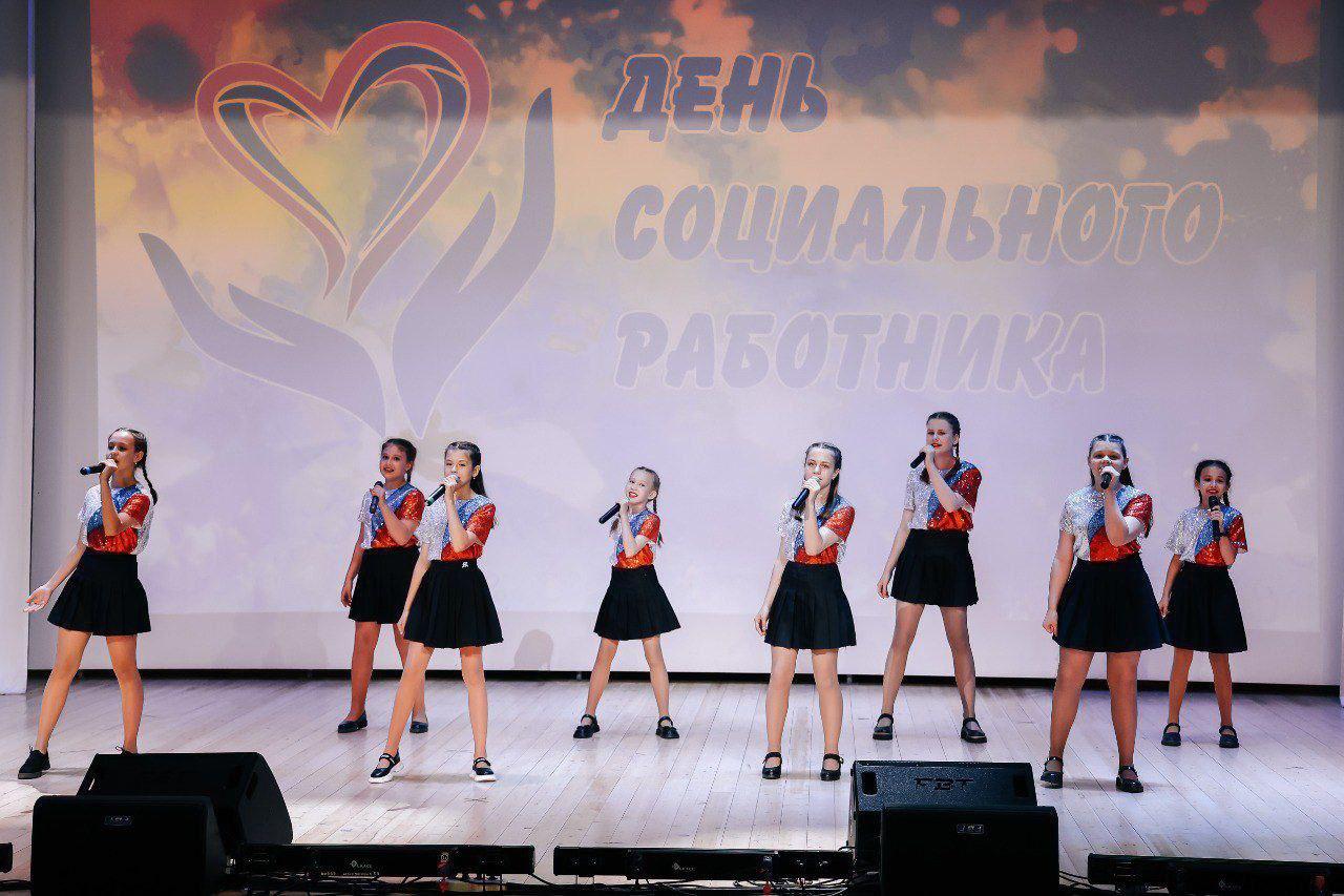 В Липецком районе поздравили с праздником и поблагодарили за труд коллектив Центра социальной защиты населения