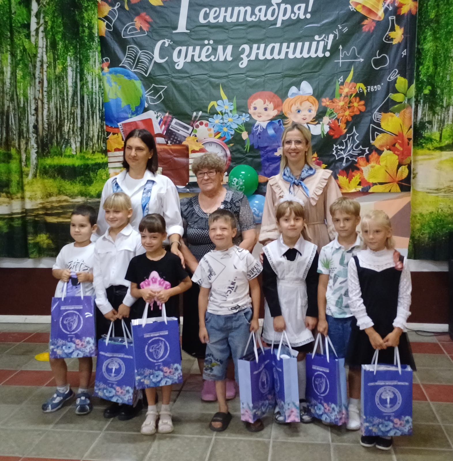 В преддверии 1 сентября у Союза женщин России проходит акция "Собери ребенка в школу"