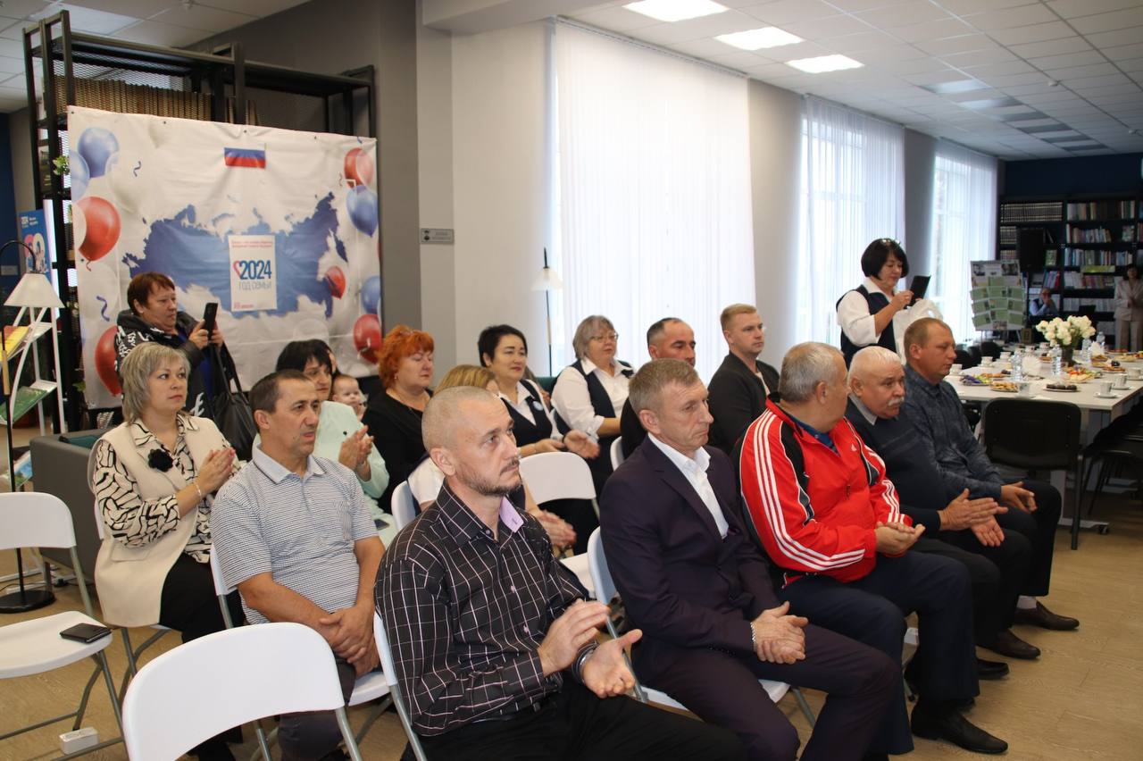 В преддверии международного Дня отца в библиотеке с. Красное прошёл праздник «Ты для меня пример во всем»
