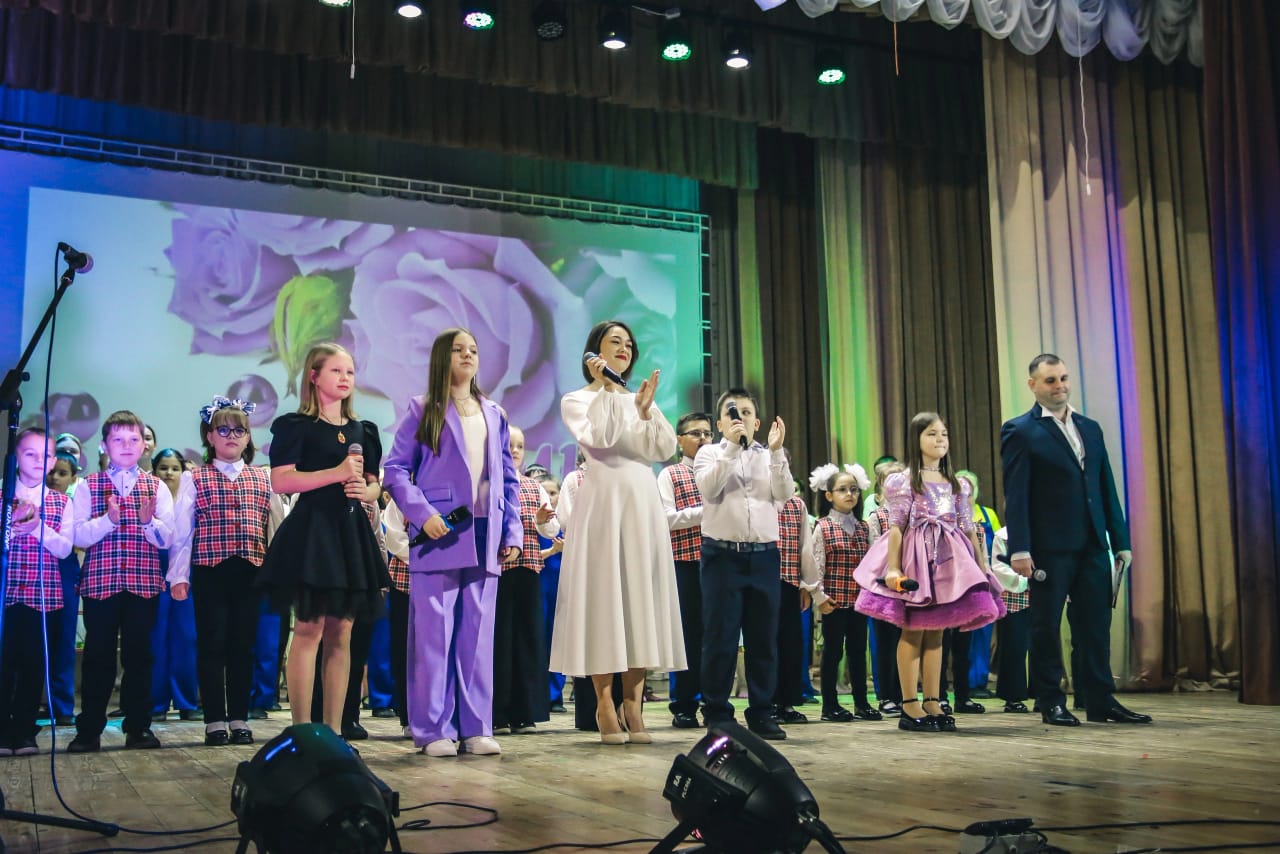 Ты самый главный человек в нашей судьбе: ты подарила нам жизнь и ведёшь, крепко держа за руку, по дороге жизни