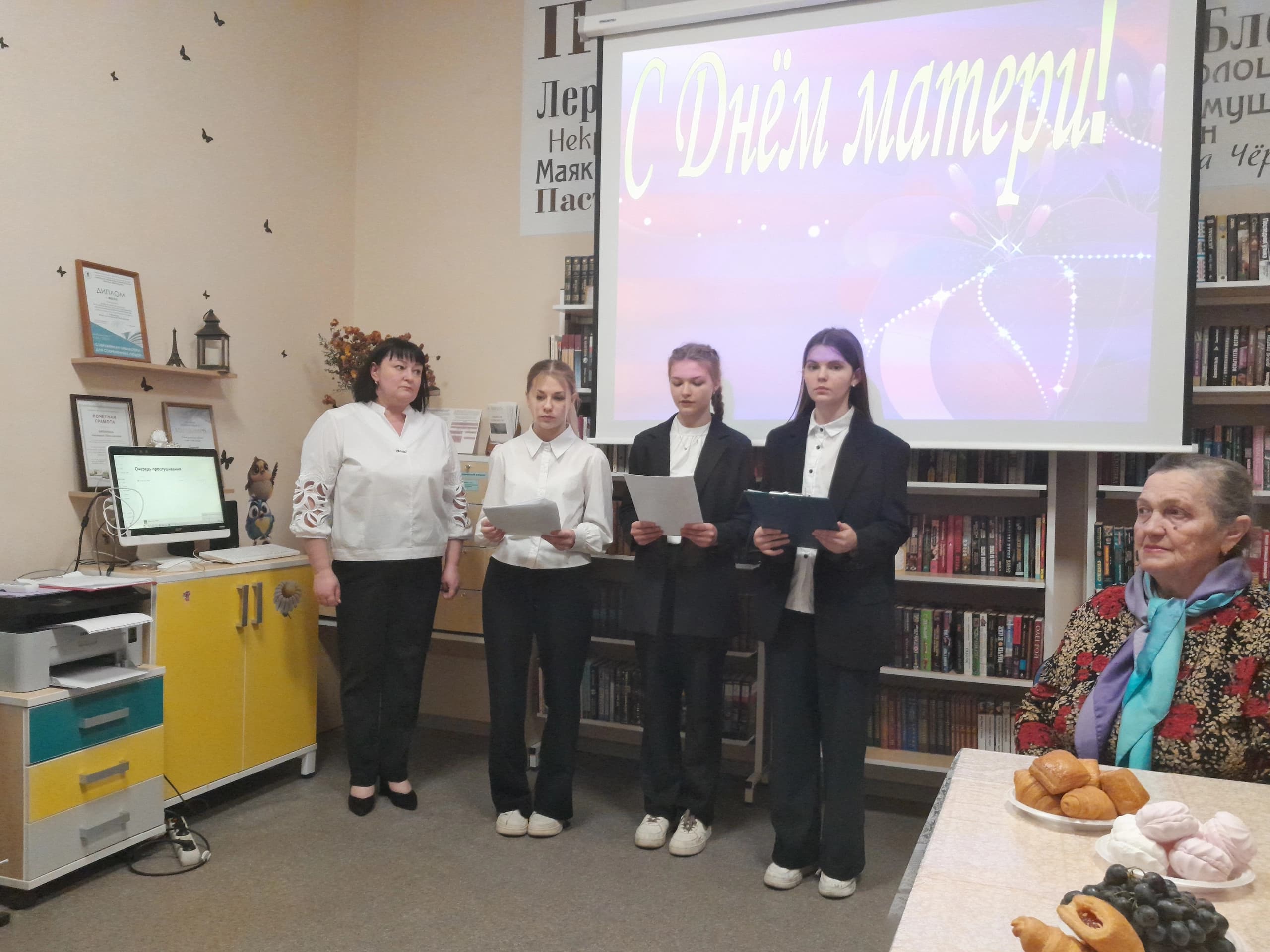 В череде промозглых ноябрьских дней притаился теплый праздник – День матери