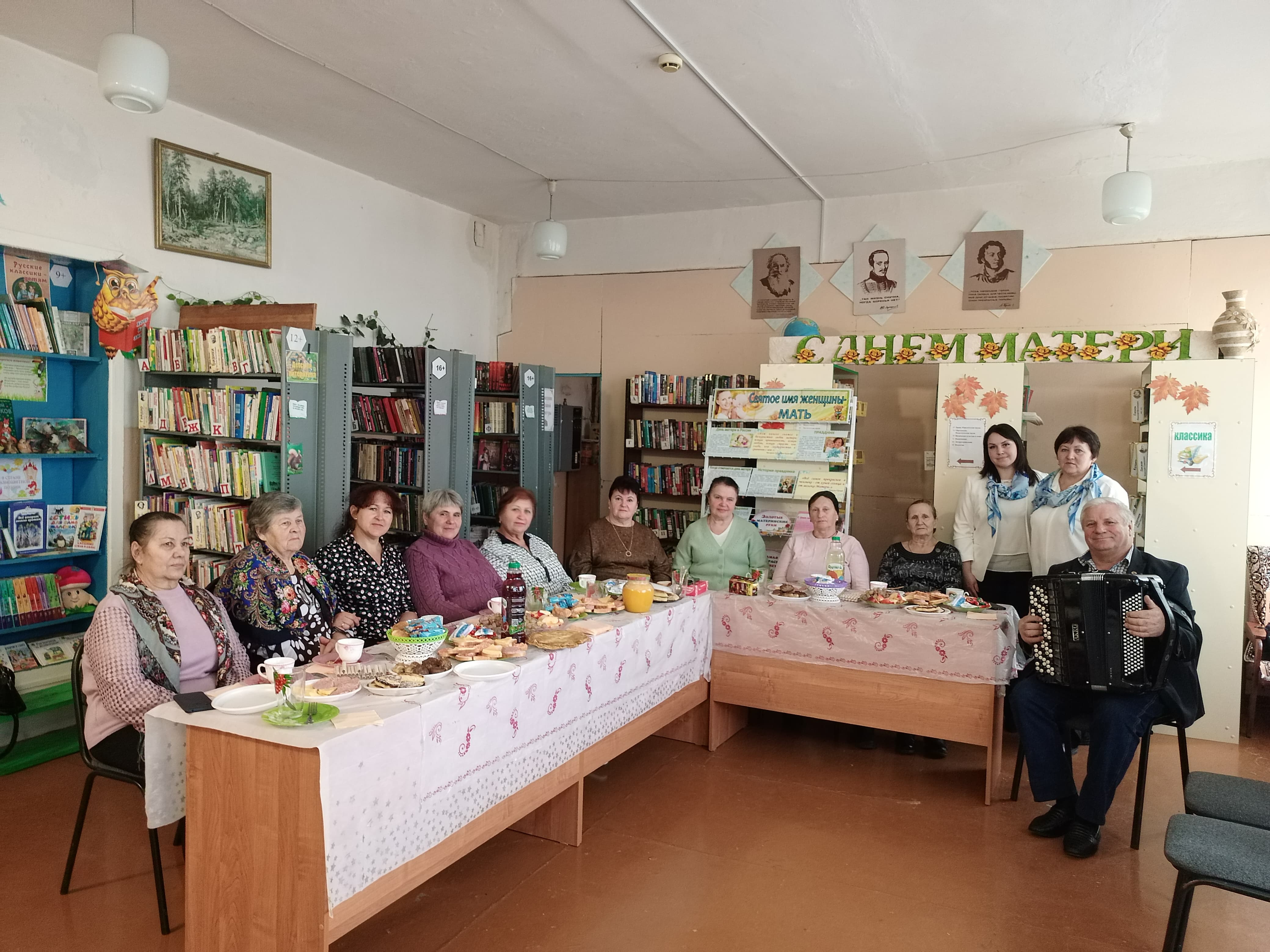 В череде промозглых ноябрьских дней притаился теплый праздник – День матери