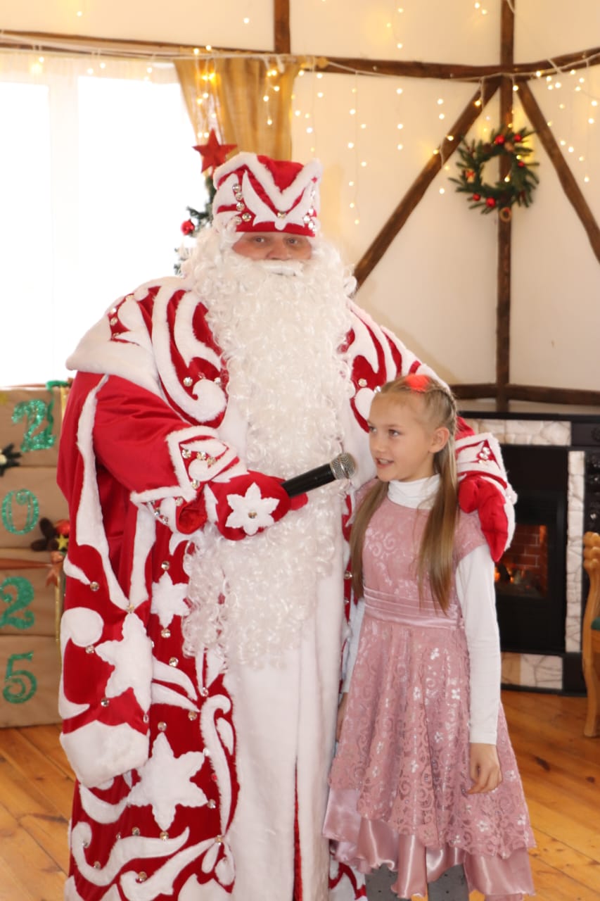 В преддверии Нового года наступают дни, когда взрослые на короткое время становятся добрыми волшебниками