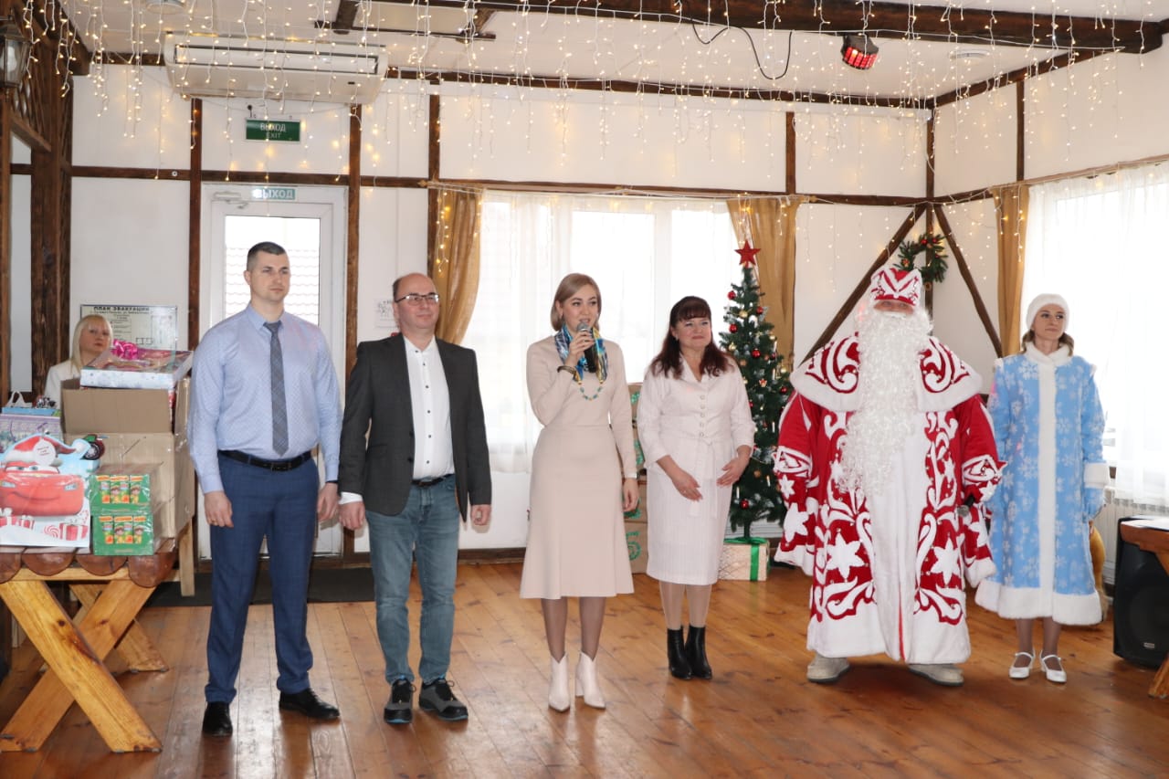 В преддверии Нового года наступают дни, когда взрослые на короткое время становятся добрыми волшебниками