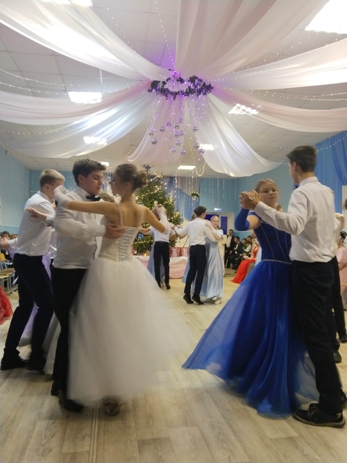 Традиционный муниципальный "Кадетский бал", посвящённый закрытию Года семьи, прошел в школе с. Хмелинец