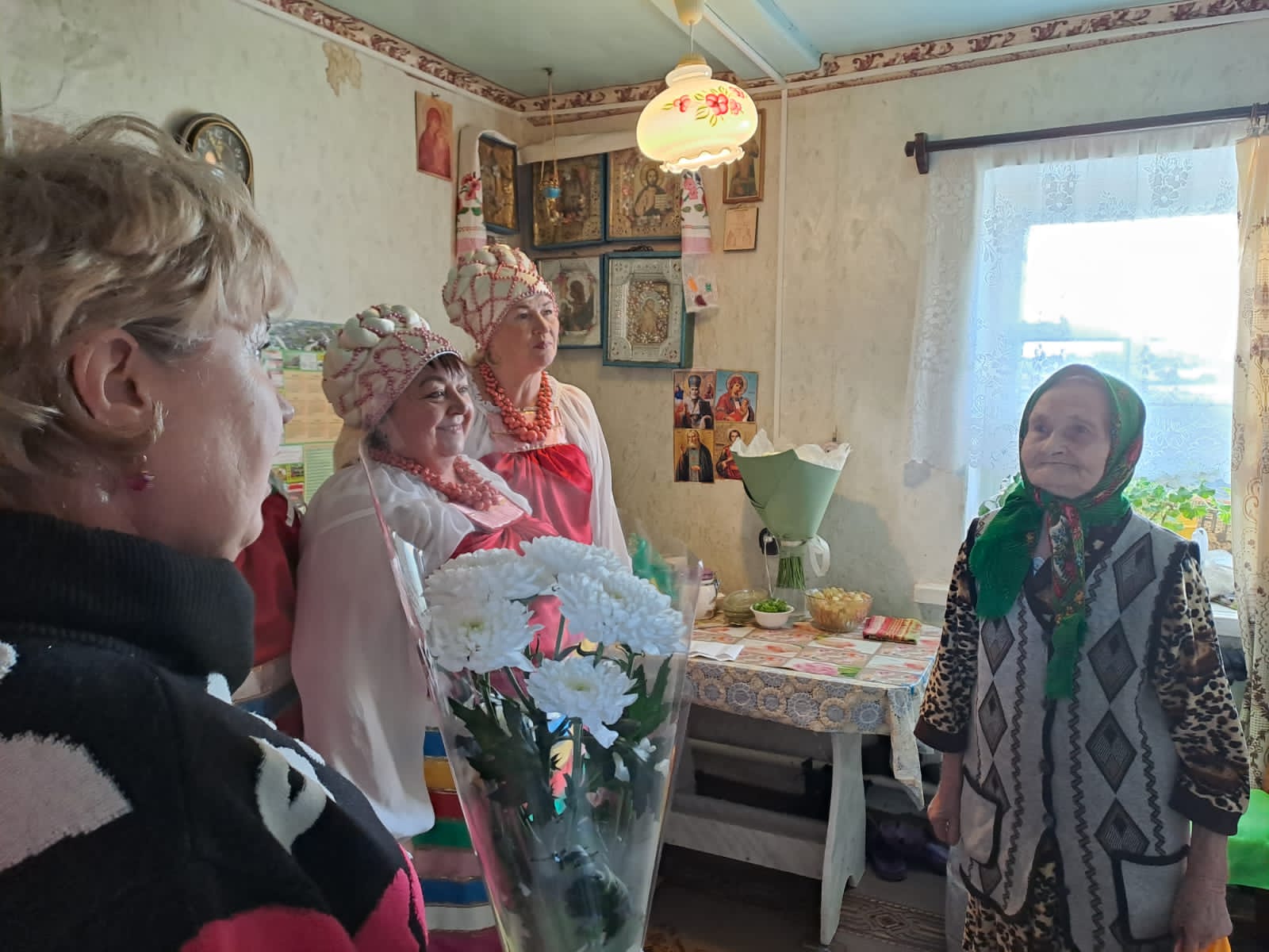 Активистки  Союза женщин России Добровского отделения Липецкой области из села Порой поздравили свою землячку Фролову Нину Тихоновну с 90-летним юбилеем