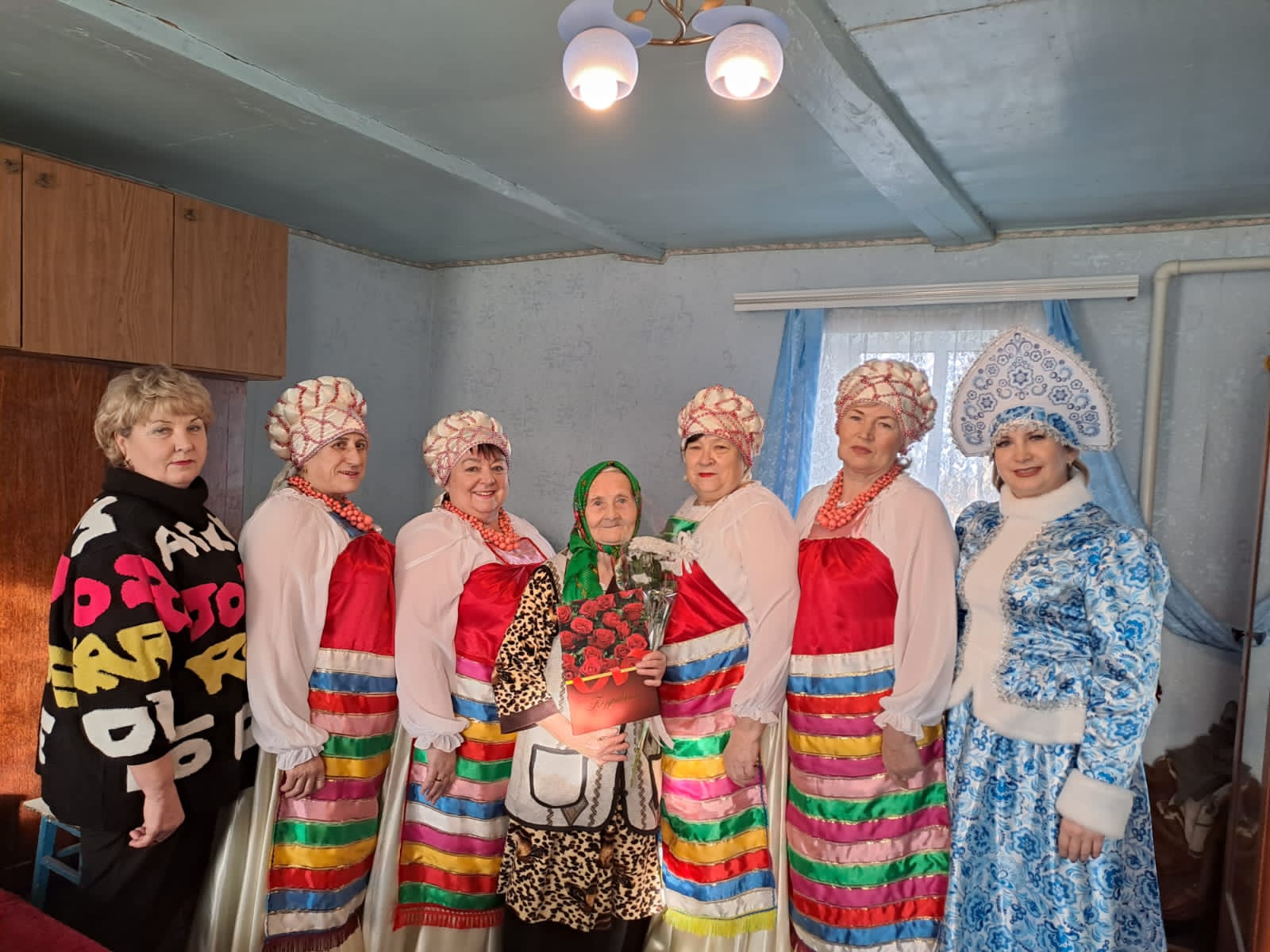 Активистки  Союза женщин России Добровского отделения Липецкой области из села Порой поздравили свою землячку Фролову Нину Тихоновну с 90-летним юбилеем