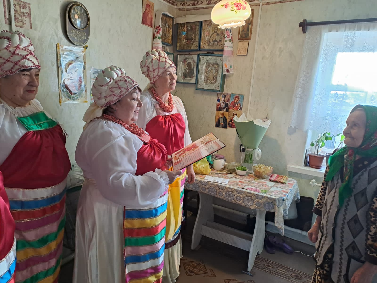 Активистки  Союза женщин России Добровского отделения Липецкой области из села Порой поздравили свою землячку Фролову Нину Тихоновну с 90-летним юбилеем