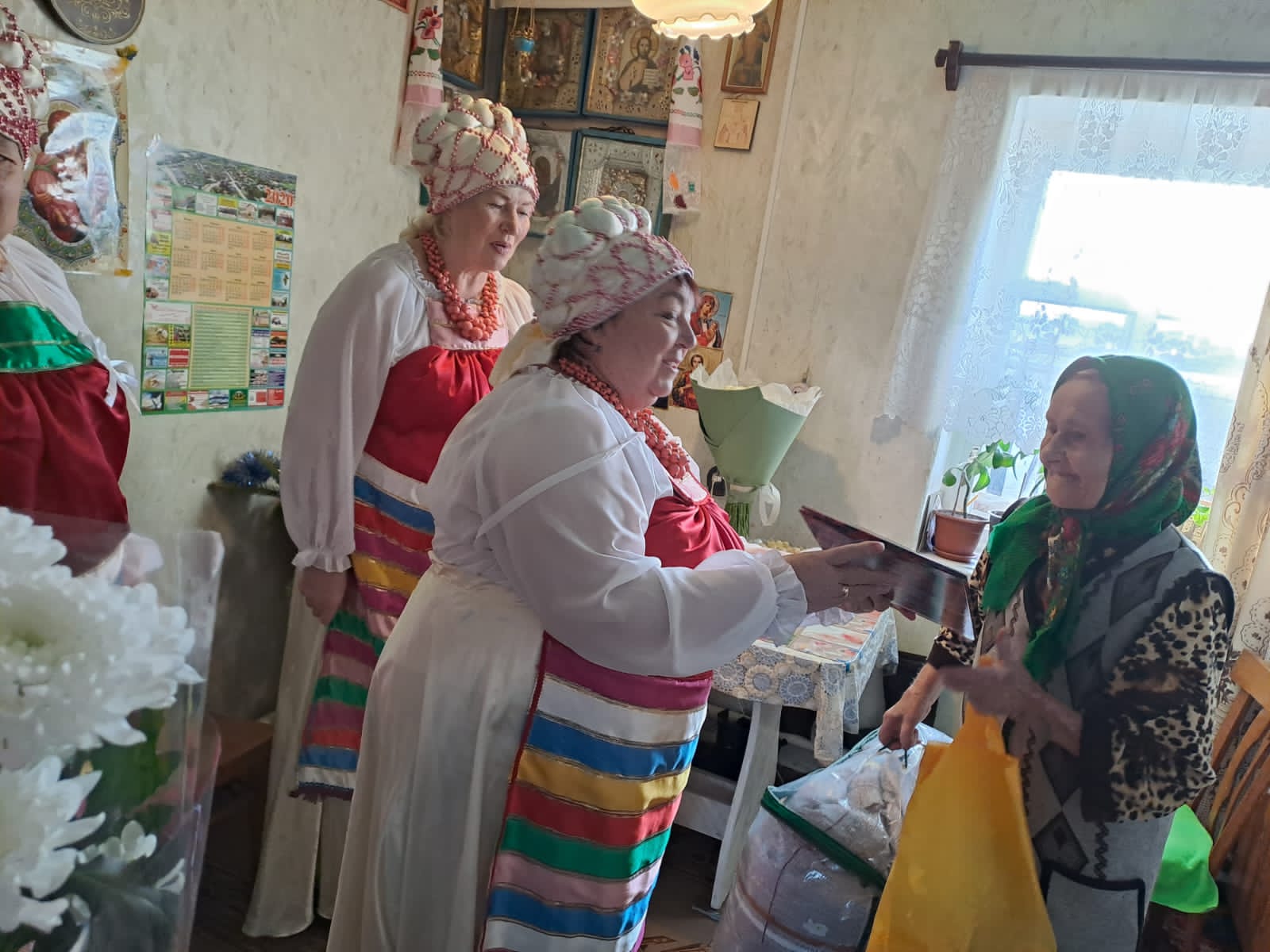 Активистки  Союза женщин России Добровского отделения Липецкой области из села Порой поздравили свою землячку Фролову Нину Тихоновну с 90-летним юбилеем