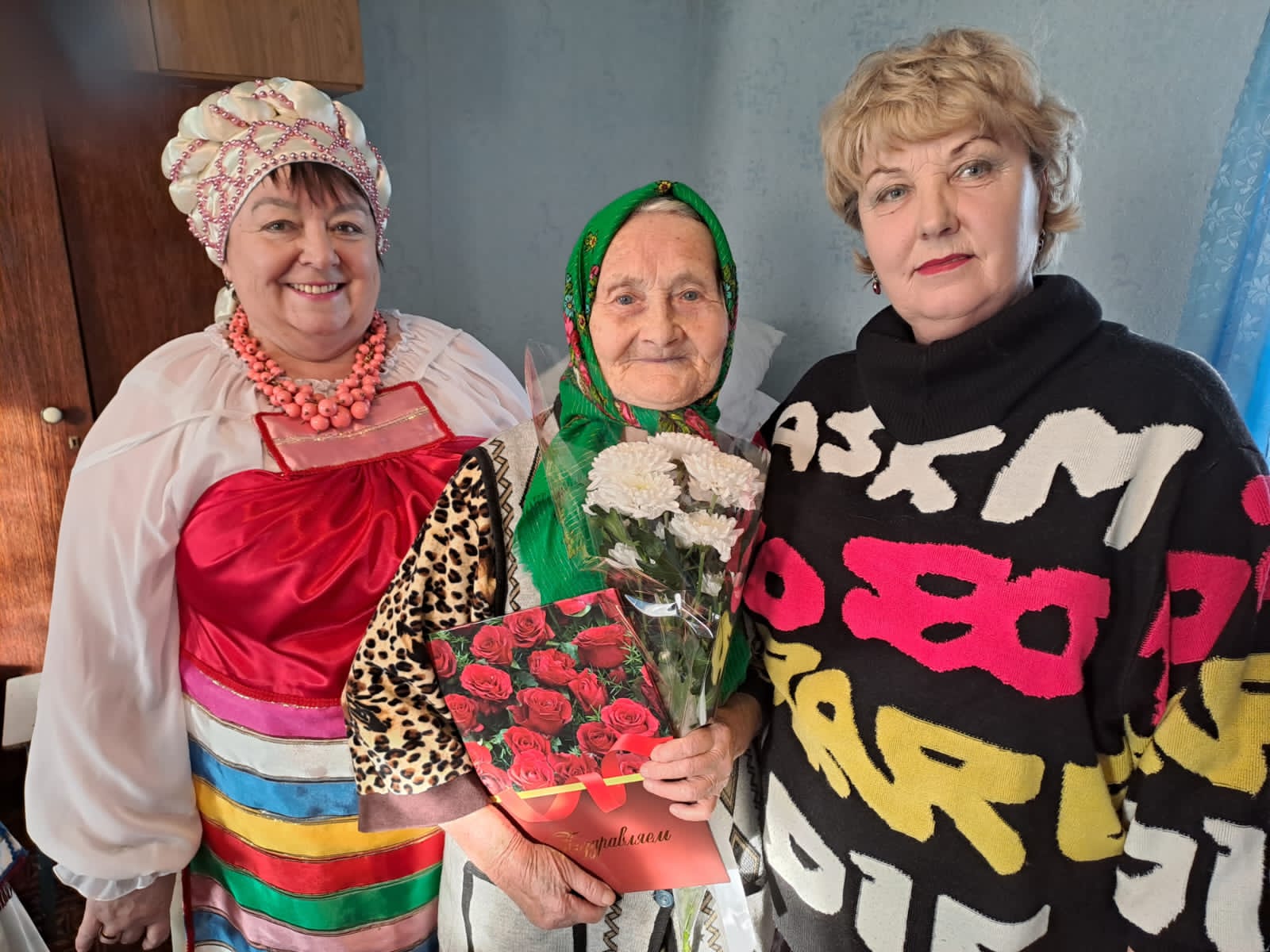 Активистки  Союза женщин России Добровского отделения Липецкой области из села Порой поздравили свою землячку Фролову Нину Тихоновну с 90-летним юбилеем