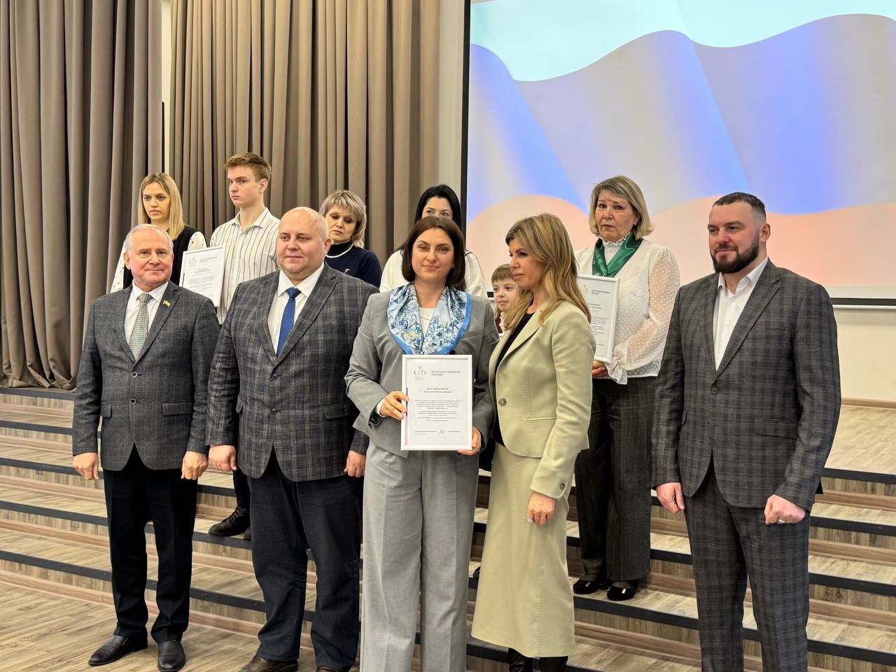 В школе N8 города Ельца прошла встреча сенатора Российской Федерации Евгении Уваркиной с местными волонтерами