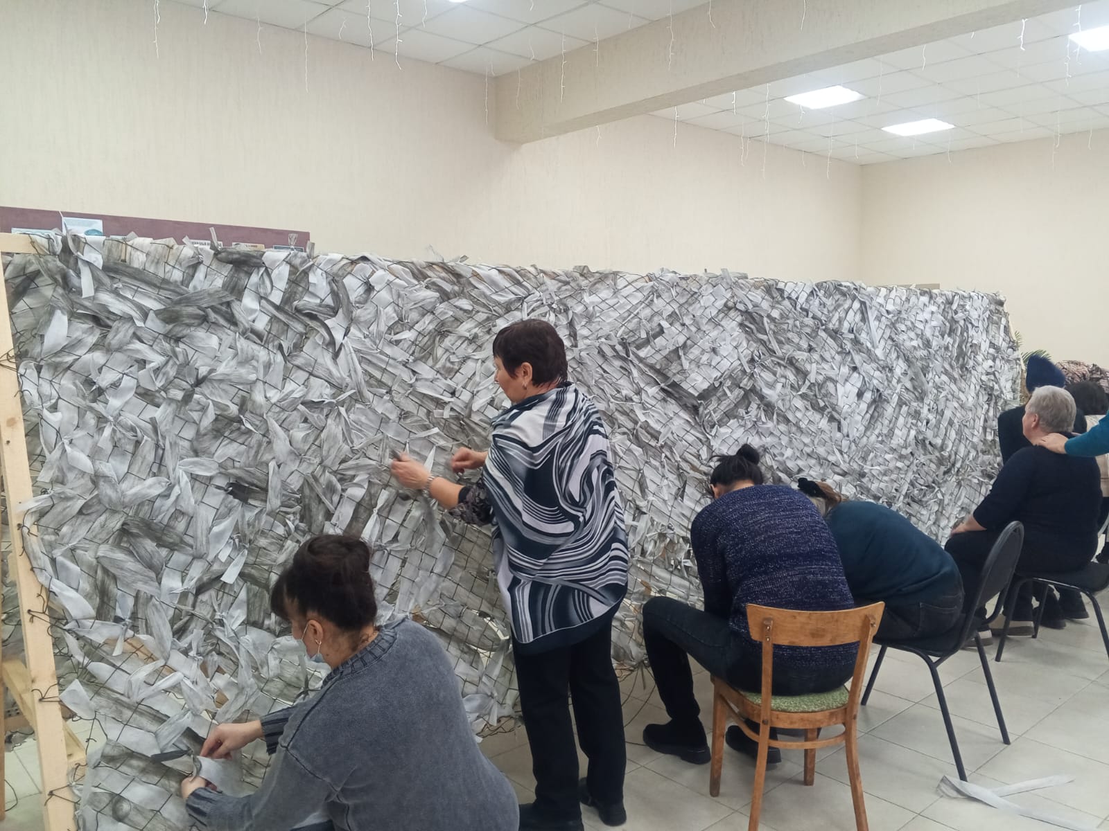 В Усманском районе открылся новый пункт по плетению маскировочных сетей для участников СВО