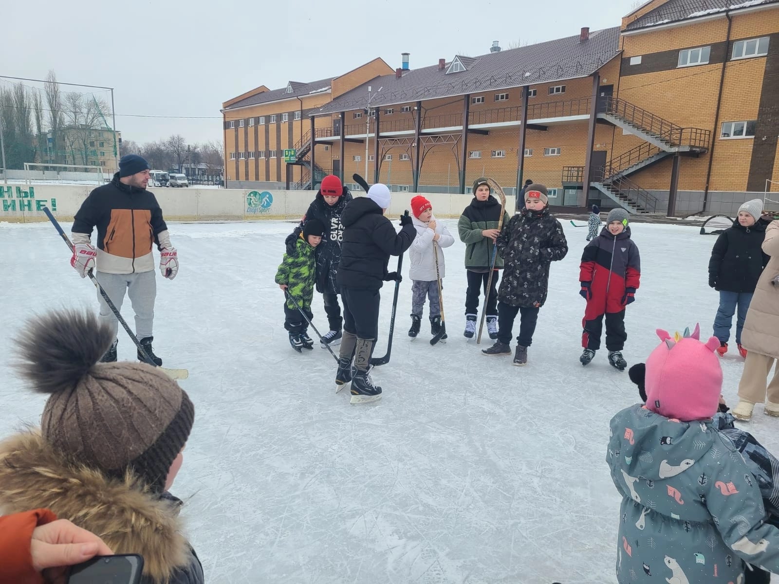 ВЕСЕННИЙ ХОККЕЙ В МАСЛЕНИЧНЫЙ ДЕНЬ