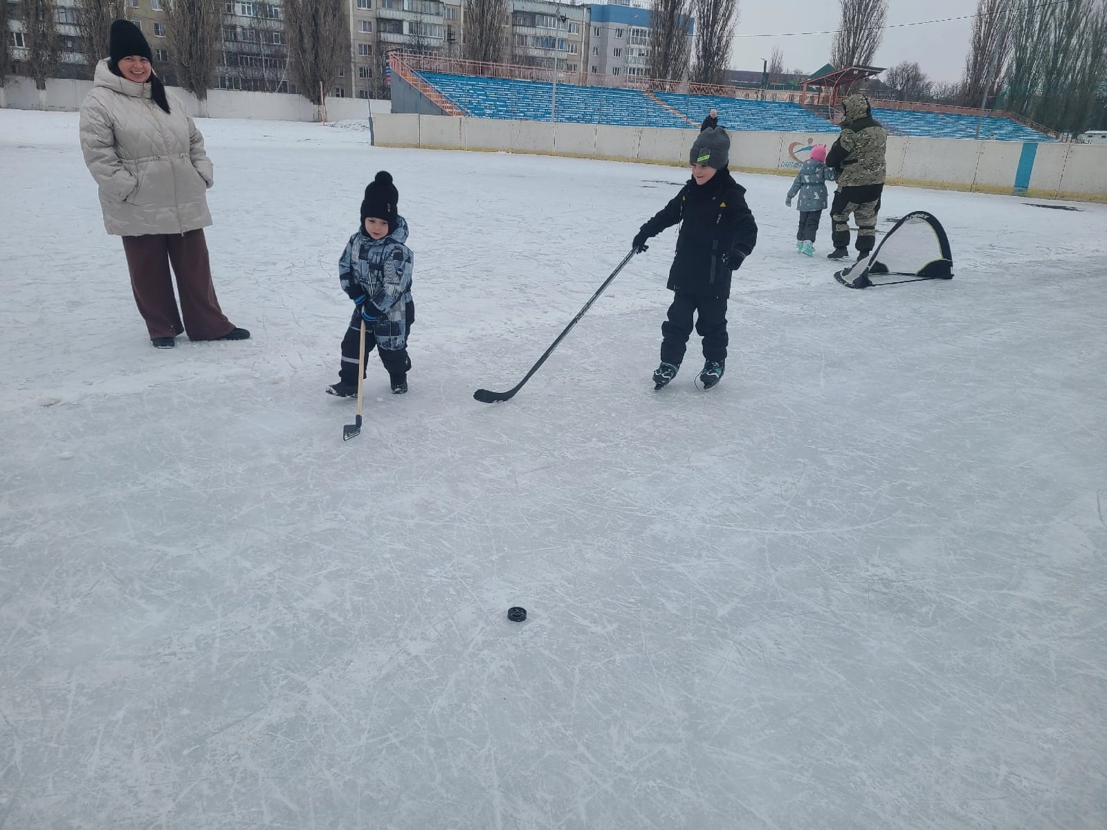 ВЕСЕННИЙ ХОККЕЙ В МАСЛЕНИЧНЫЙ ДЕНЬ