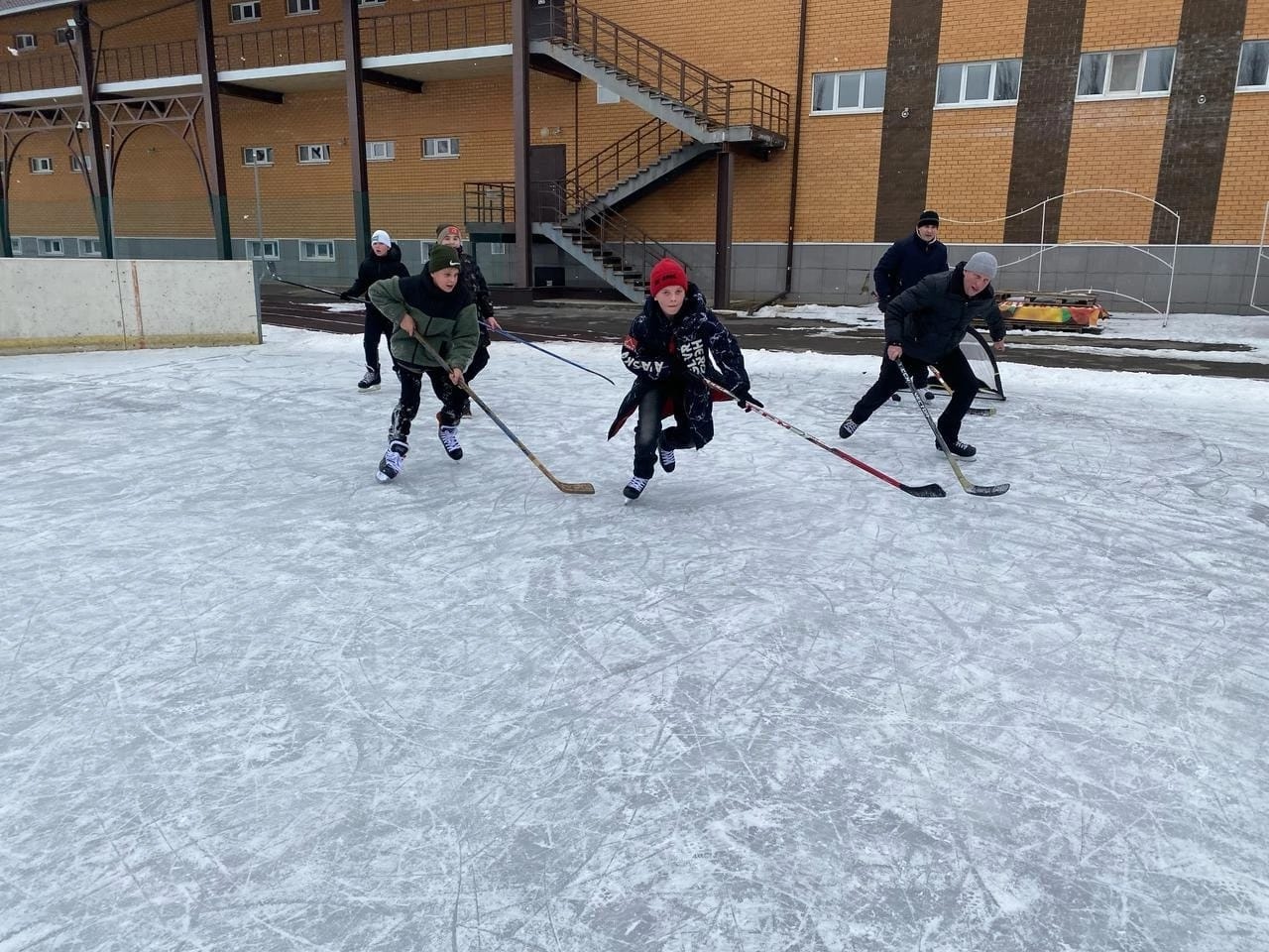 ВЕСЕННИЙ ХОККЕЙ В МАСЛЕНИЧНЫЙ ДЕНЬ
