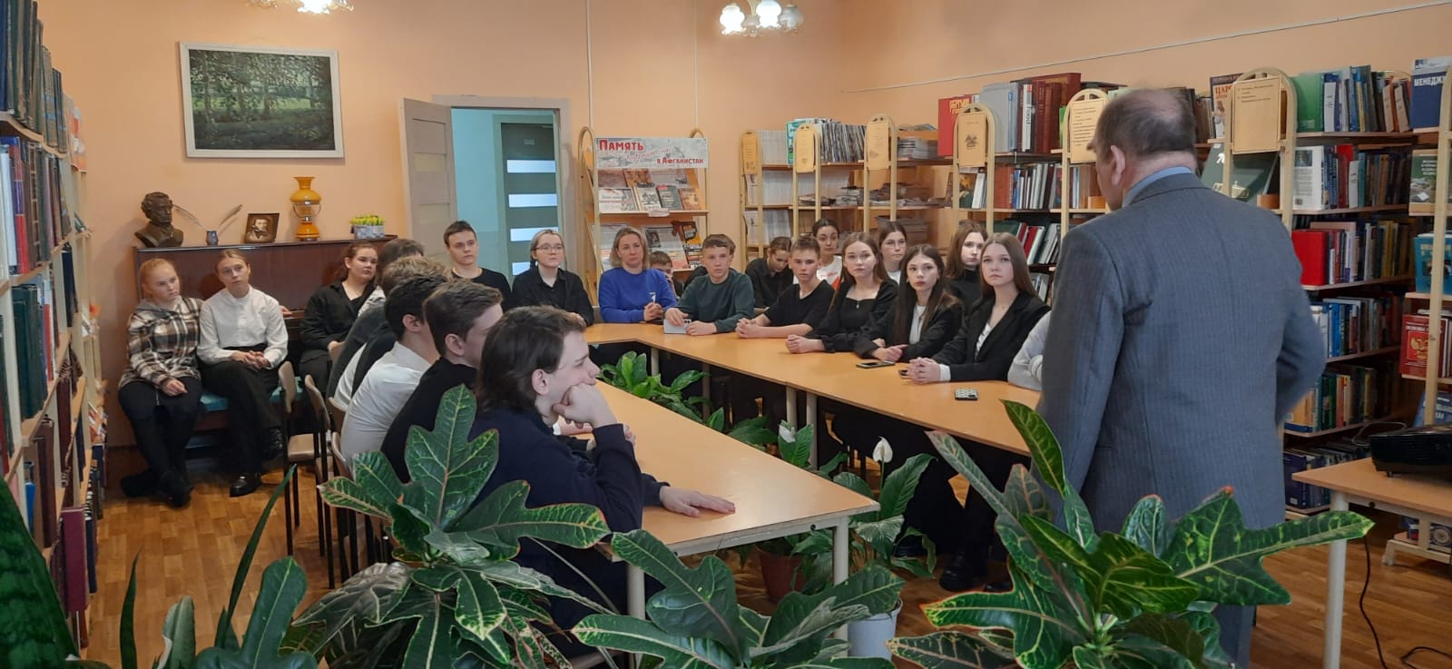 В Тербунской межпоселенческой библиотеке прошла встреча с писателем Александром Викторовичем Колесником